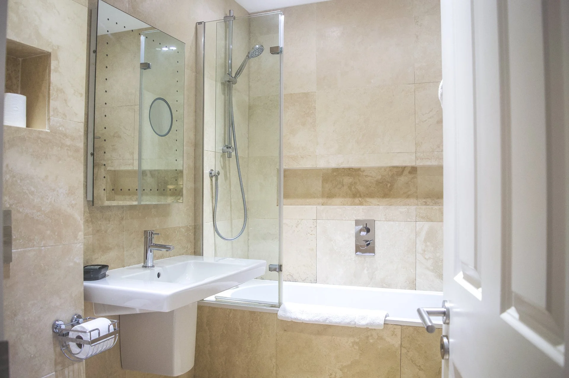 room4_bath.jpg