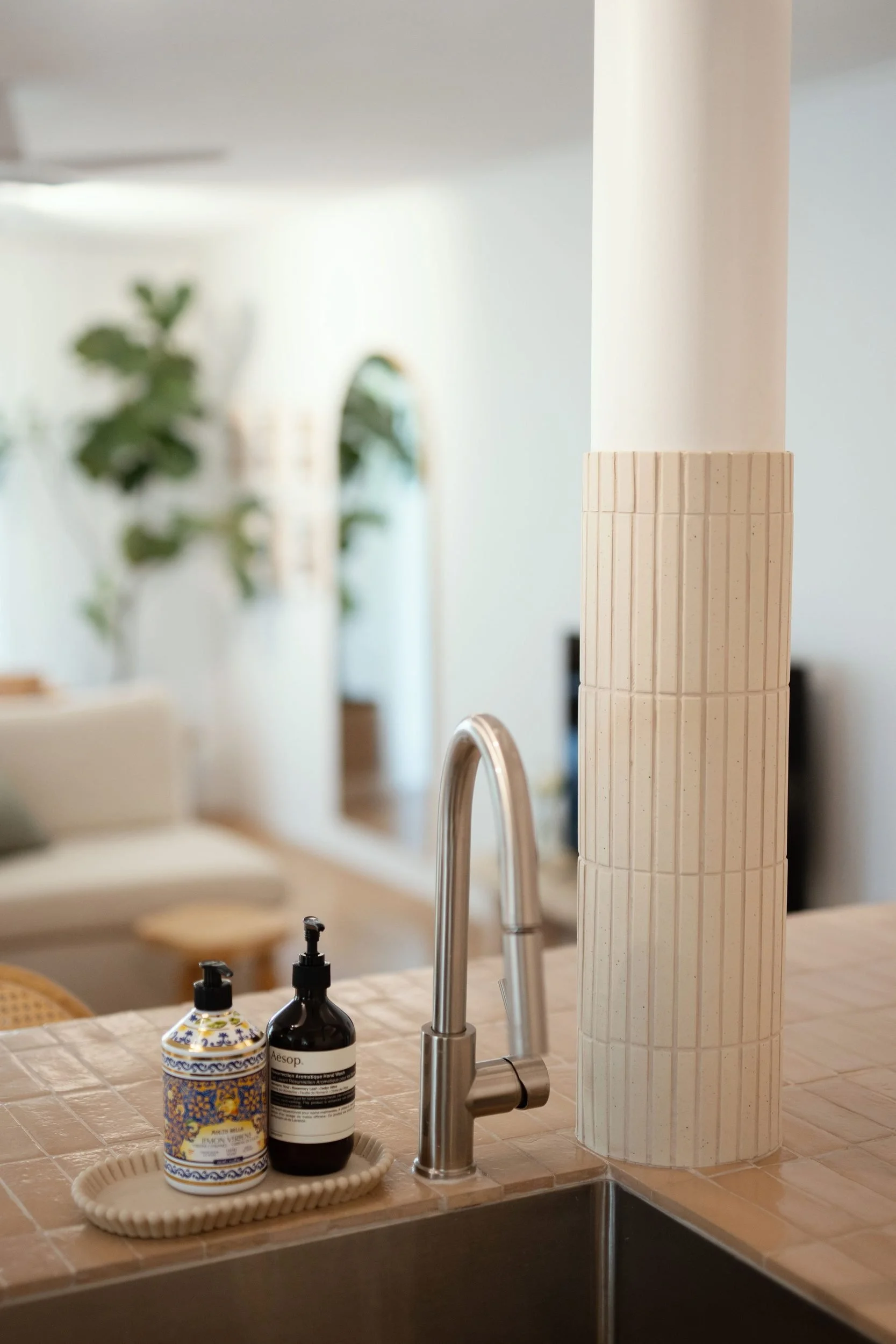 brisbane-interior-design-toowong-apartment-kitchen-01.jpg