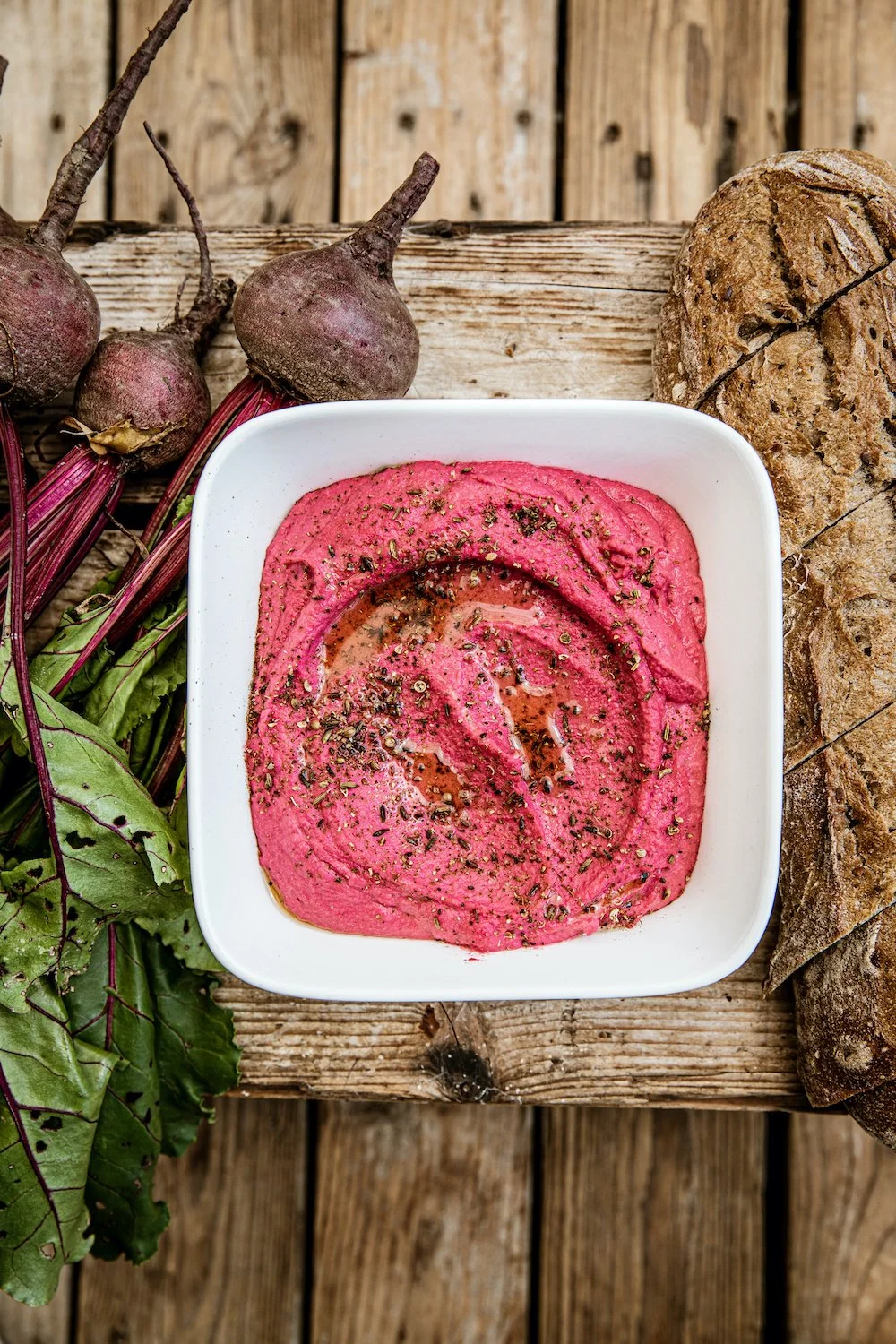 Bietenhummus met verse bieten ernaast en brood