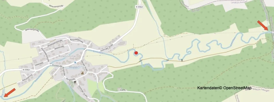 Karte des Ortes Rotenzimmern mit Straßen, Flüssen und einer roten Markierung, Hinweise auf eine Wanderung oder einen Weg, im Grünen Bereich. Die Karte stammt von OpenStreetMap.