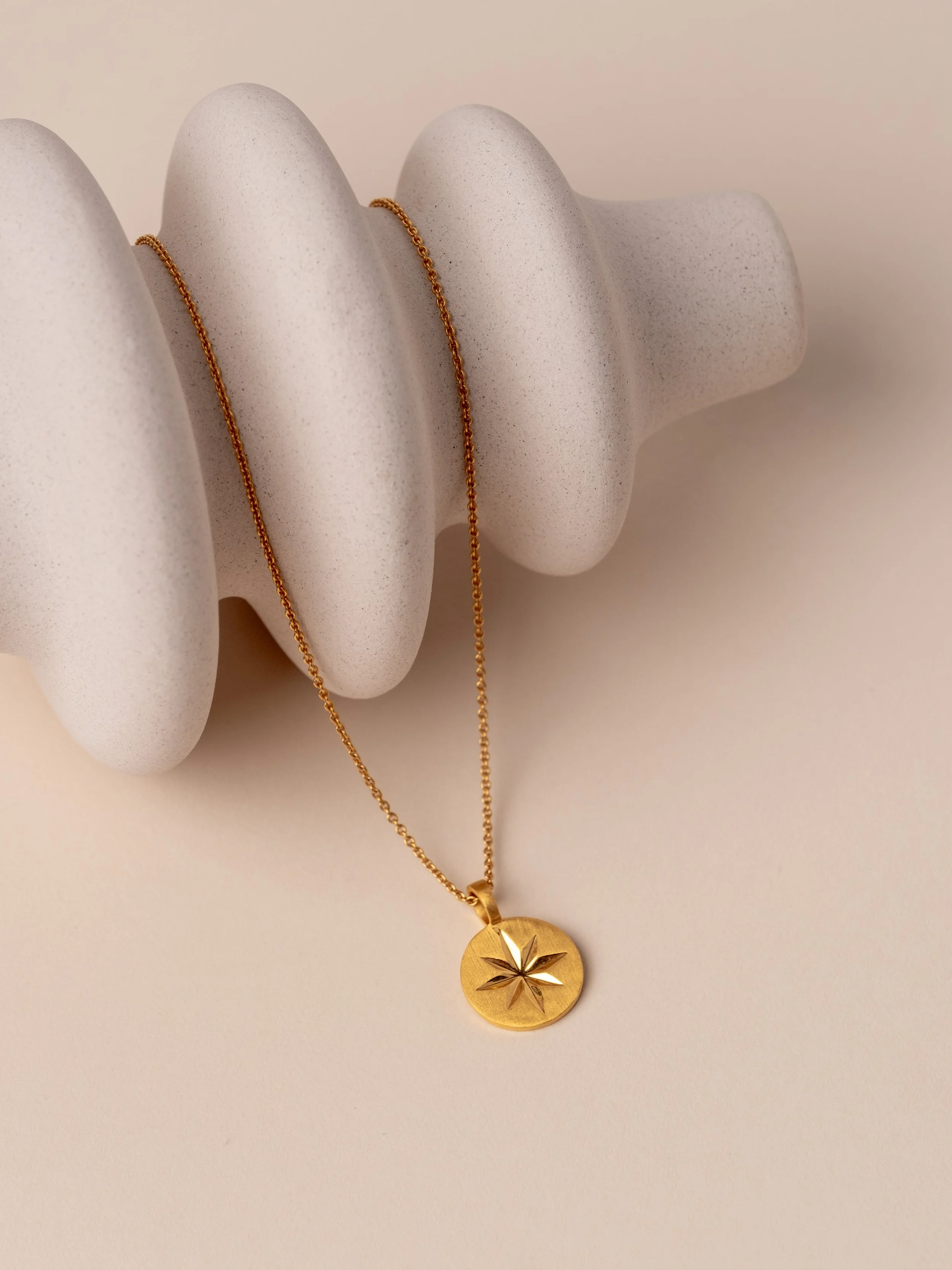 jewellery-photography-gold-star-pendant.jpg