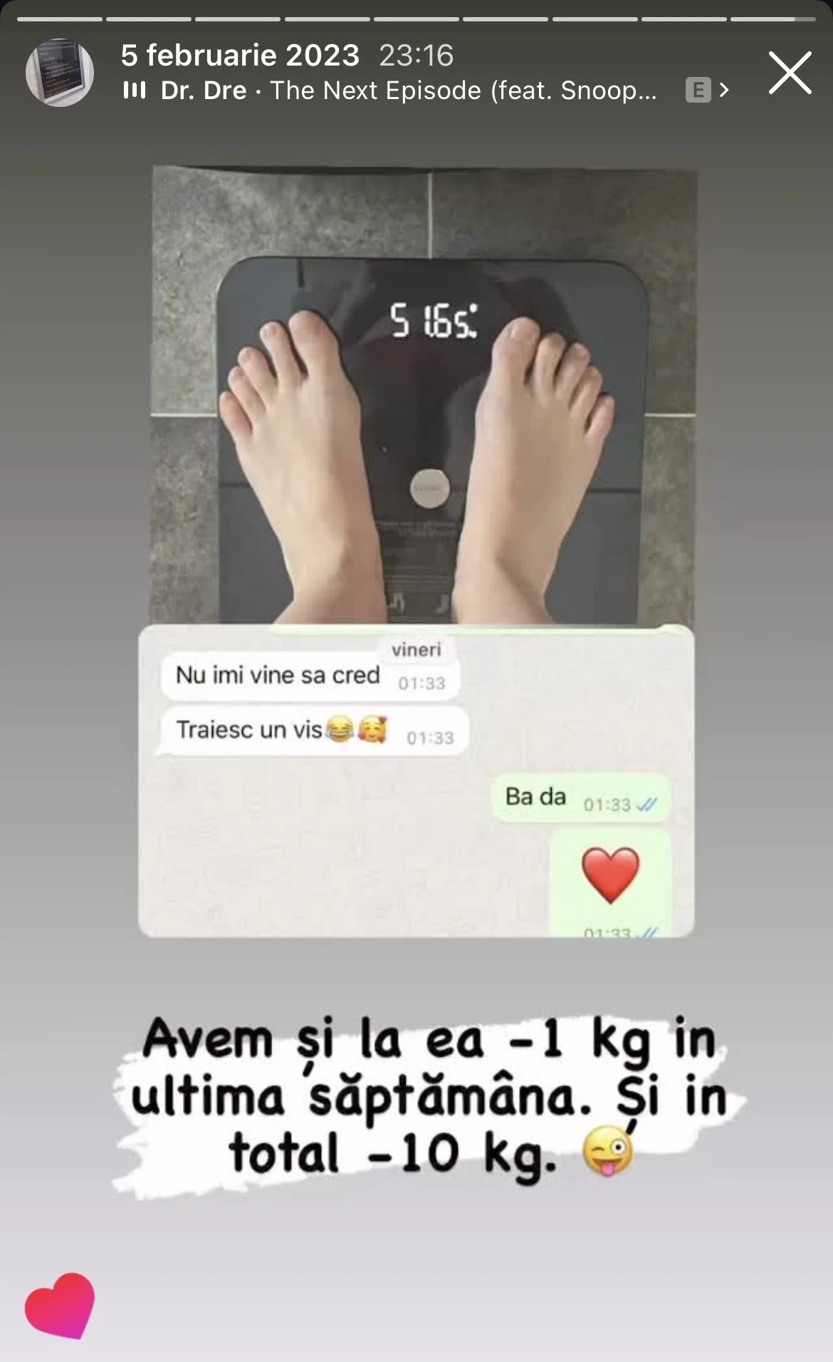 Photo of a person standing on a digital bathroom scale showing a weight of 51.65 kilograms. Below the image, there is a chat conversation in Romanian discussing weight loss, followed by a note stating they have lost 1 kilogram in the last week, total