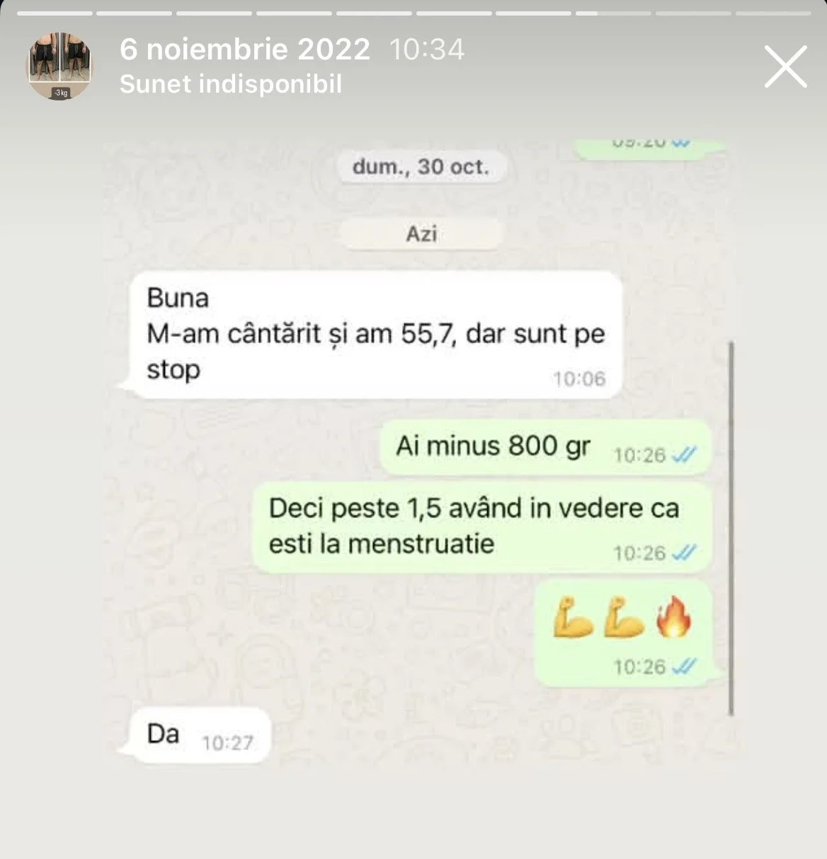 A WhatsApp chat conversation in Romanian discussing weight and menstrual cycle, with emojis.