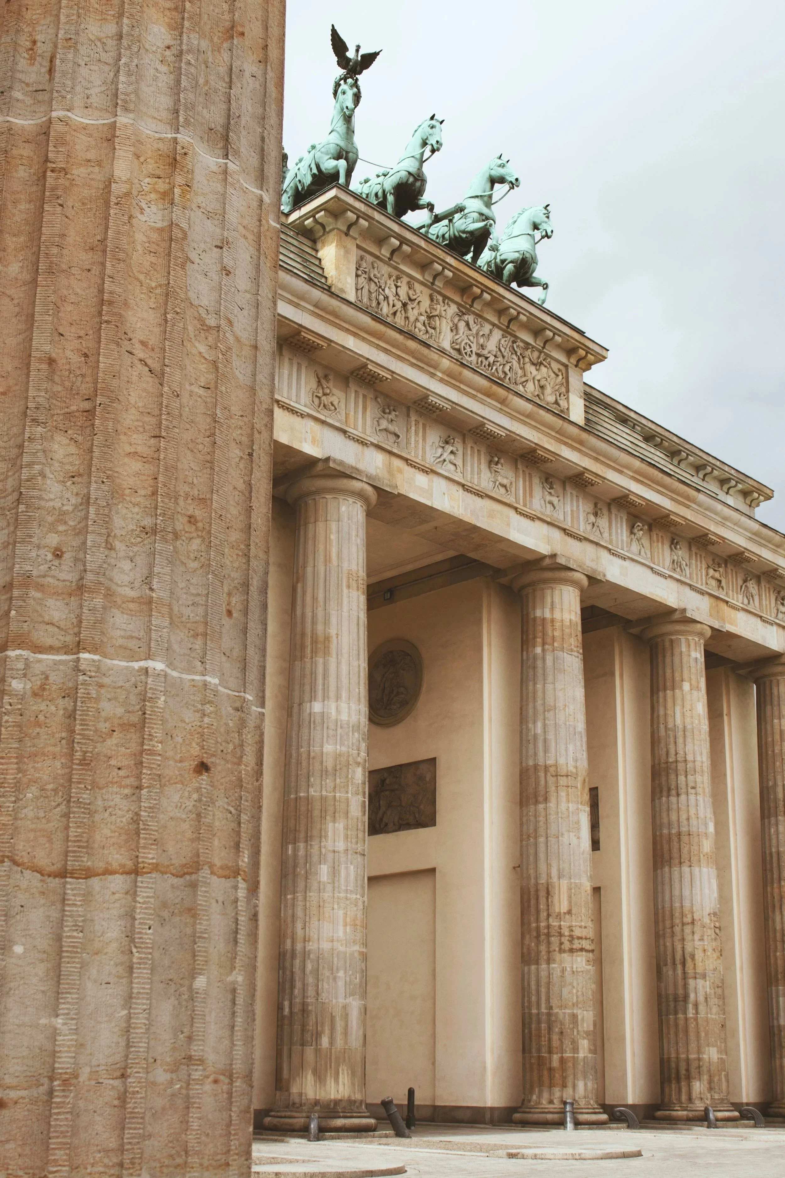 Auf einem Parthenon-Dach auf Akropolis in Athen, Griechenland, befinden sich eine Skulptur eines Streitwagens mit vier Pferden und einer geflügelten Figur, die den Sieg darstellt.