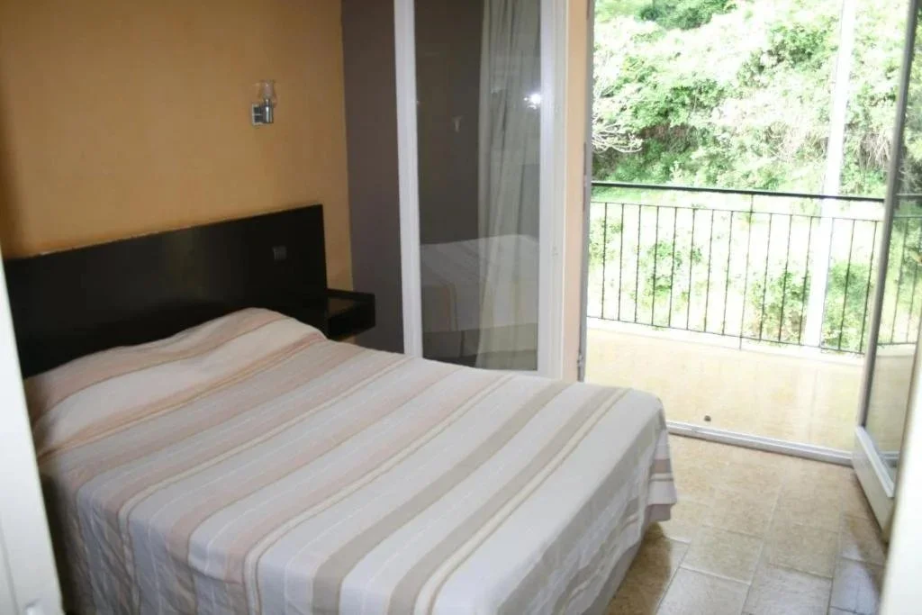 CHAMBRE COTE RUE AVEC BALCON