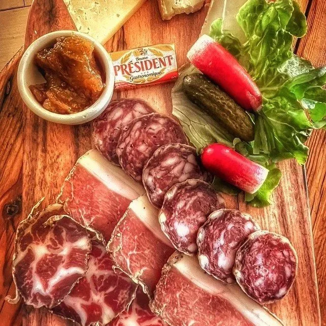 PLATEAU DE CHARCUTERIE ET FROMAGES