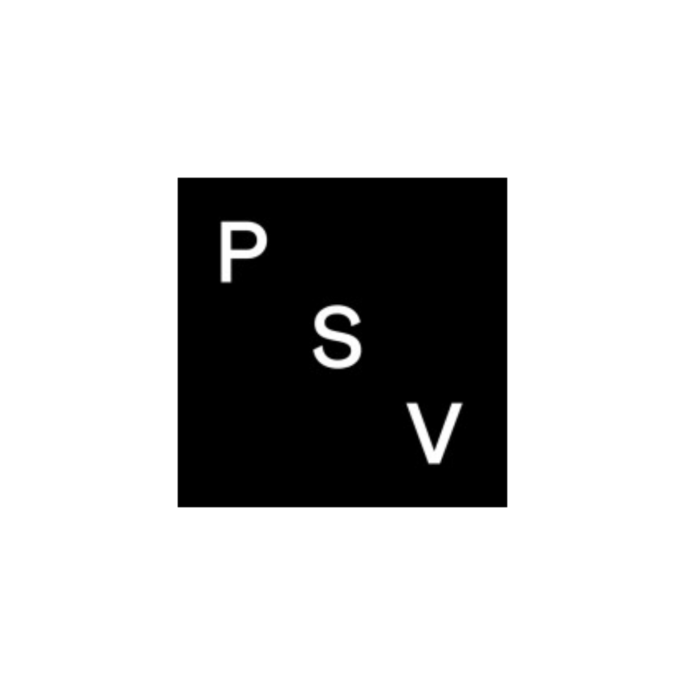 En sort baggrund med tre hvide bogstaver 'P', 'S', og 'V' placeret diagonalt.
