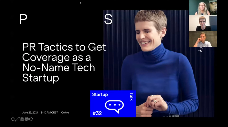 En kvinde står foran en præsentation om PR-taktikker for teknologiske startups, med tre personer i videoopkald i det øverste højre hjørne.