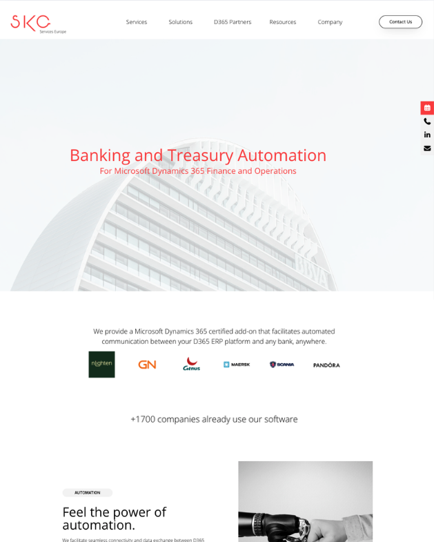 En hjemmeside med fokus på Banking and Treasury Automation for Microsoft Dynamics 365 Finance and Operations. Billedet viser et moderne bygningsmotiv og logoer for forskellige softwarevirksomheder.