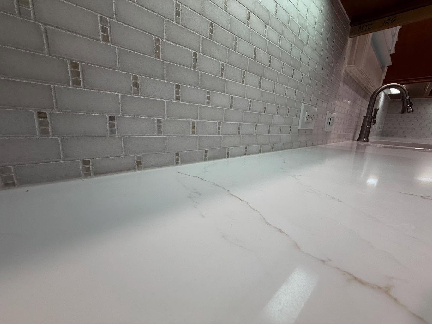 Kitchen updates on your mind? From new cabinets, countertops, and backsplash to just freshening up with new countertops and backsplash... consider it done! Get in touch with me today via DM, email, or call!

Builder, Design: @saltandstonellc
Products