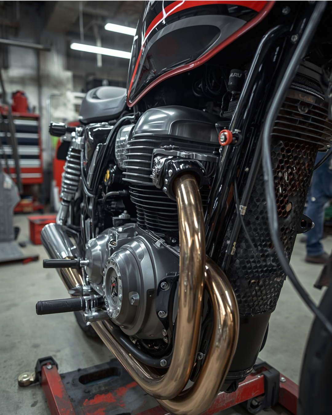 Motore di una moto in un'officina con attrezzi e scaffali sullo sfondo.