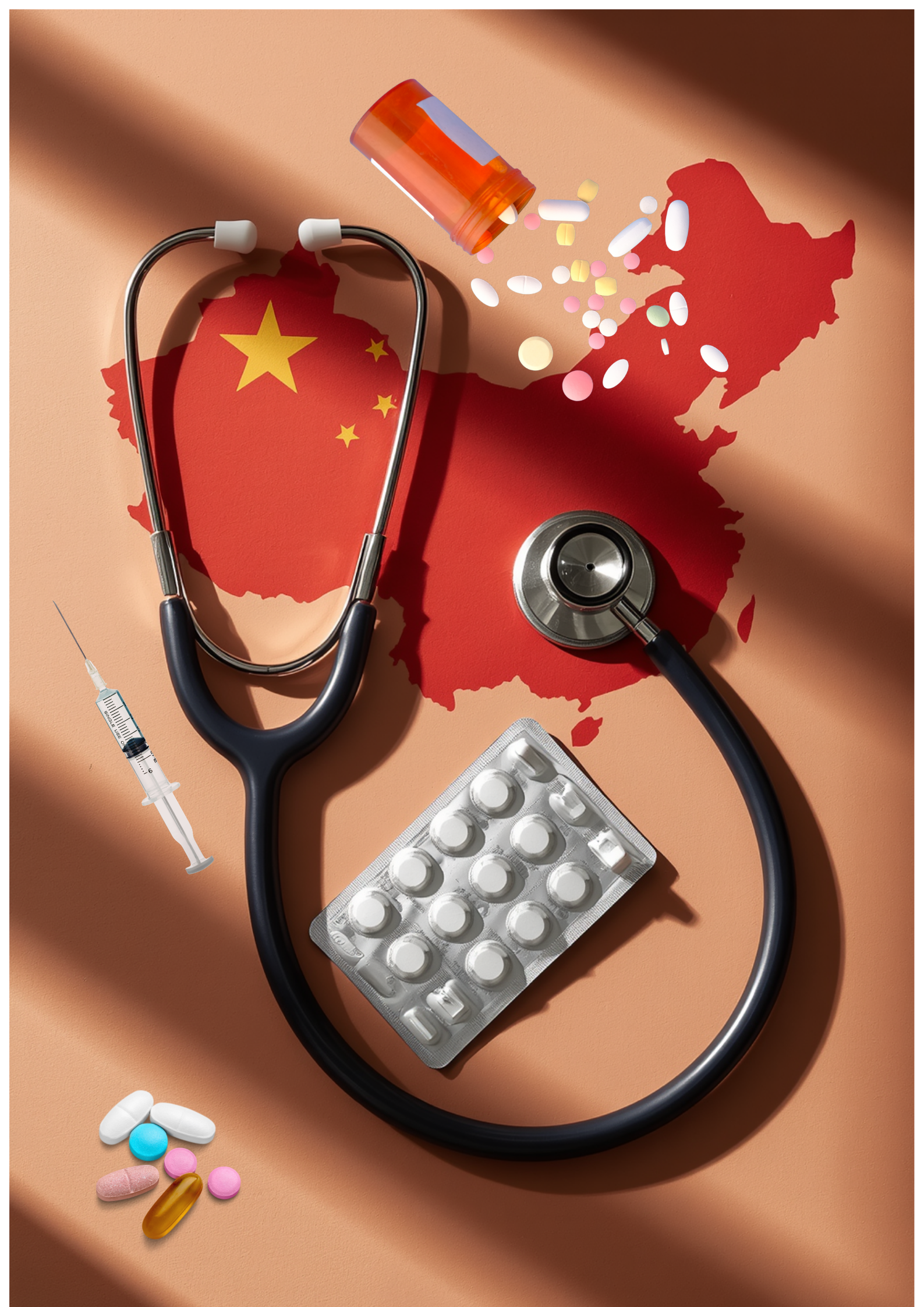 Una mappa della Cina con un cappello di stethoscopio, pillole, un blister di compresse, una siringa e una bottiglia di pillole. La mappa e gli oggetti sono disposti su uno sfondo rosa.