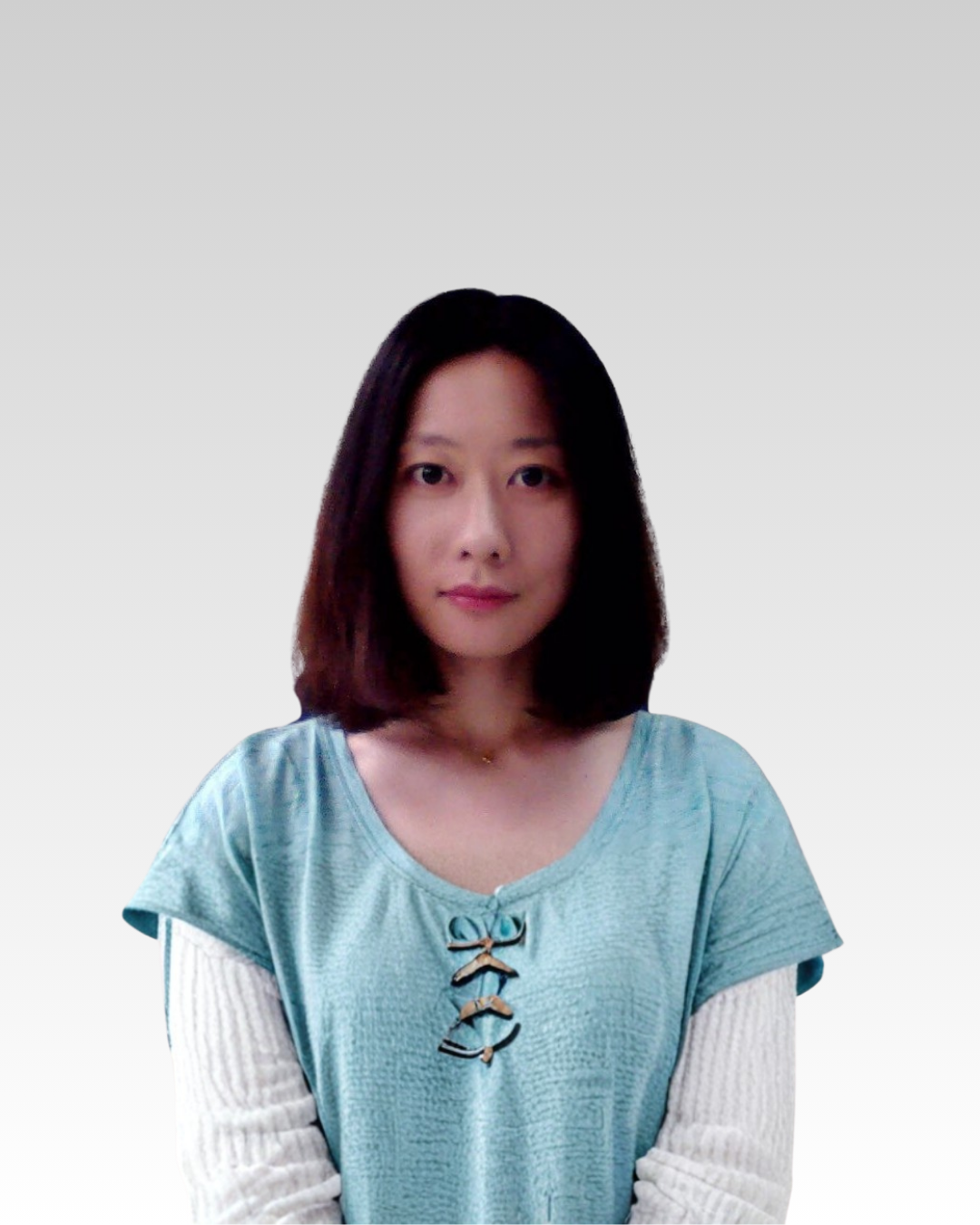 Ragazza con capelli di media lunghezza, indossa una maglietta azzurra con dettagli neri e beige, sfondo bianco