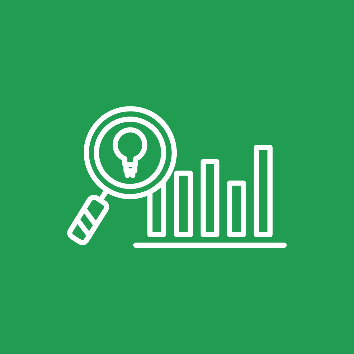 Icona di una lente di ingrandimento con una lampadina al suo interno, accanto a un grafico a barre crescente, su sfondo verde.