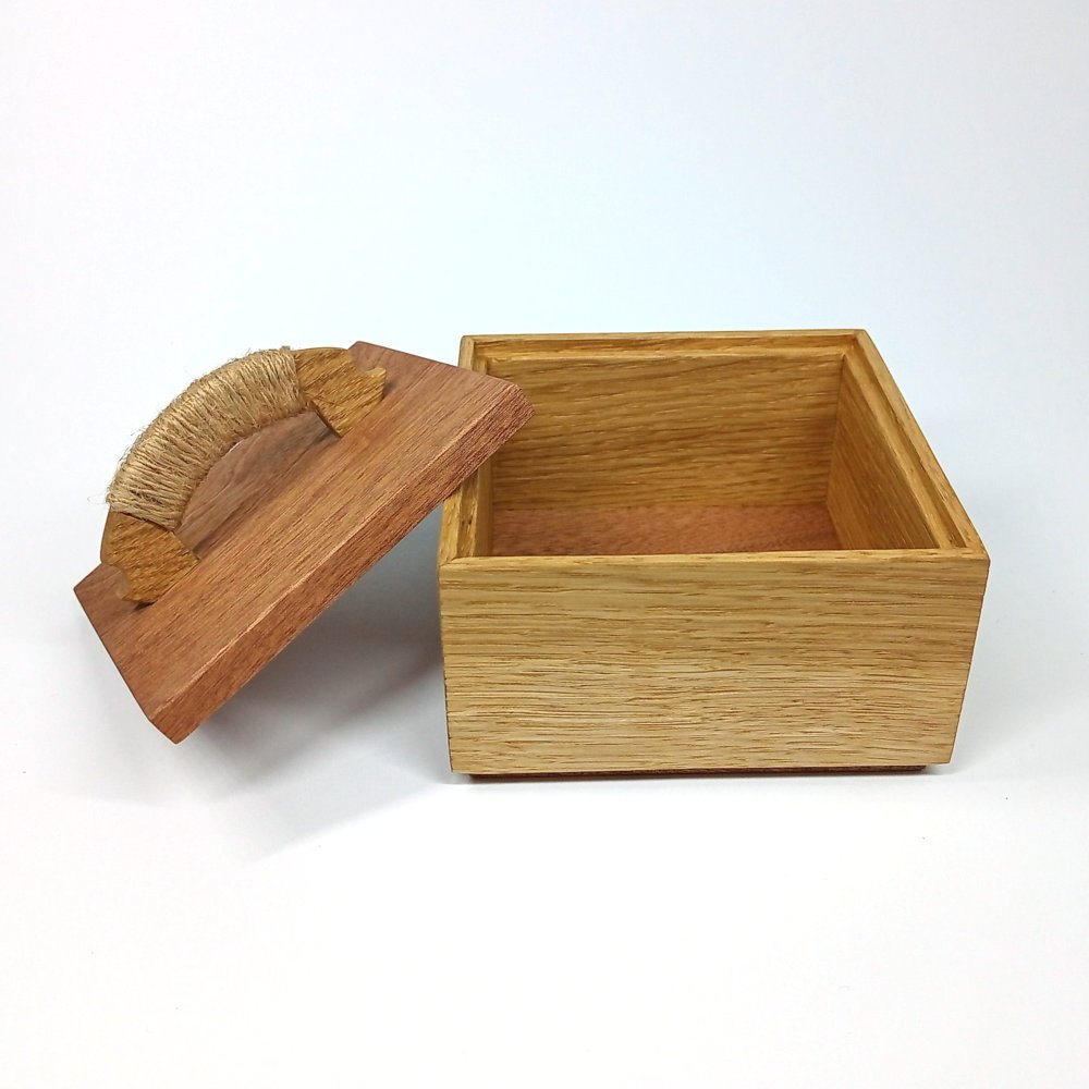 Oak and Sapele box - cord wrap handle 08.jpg