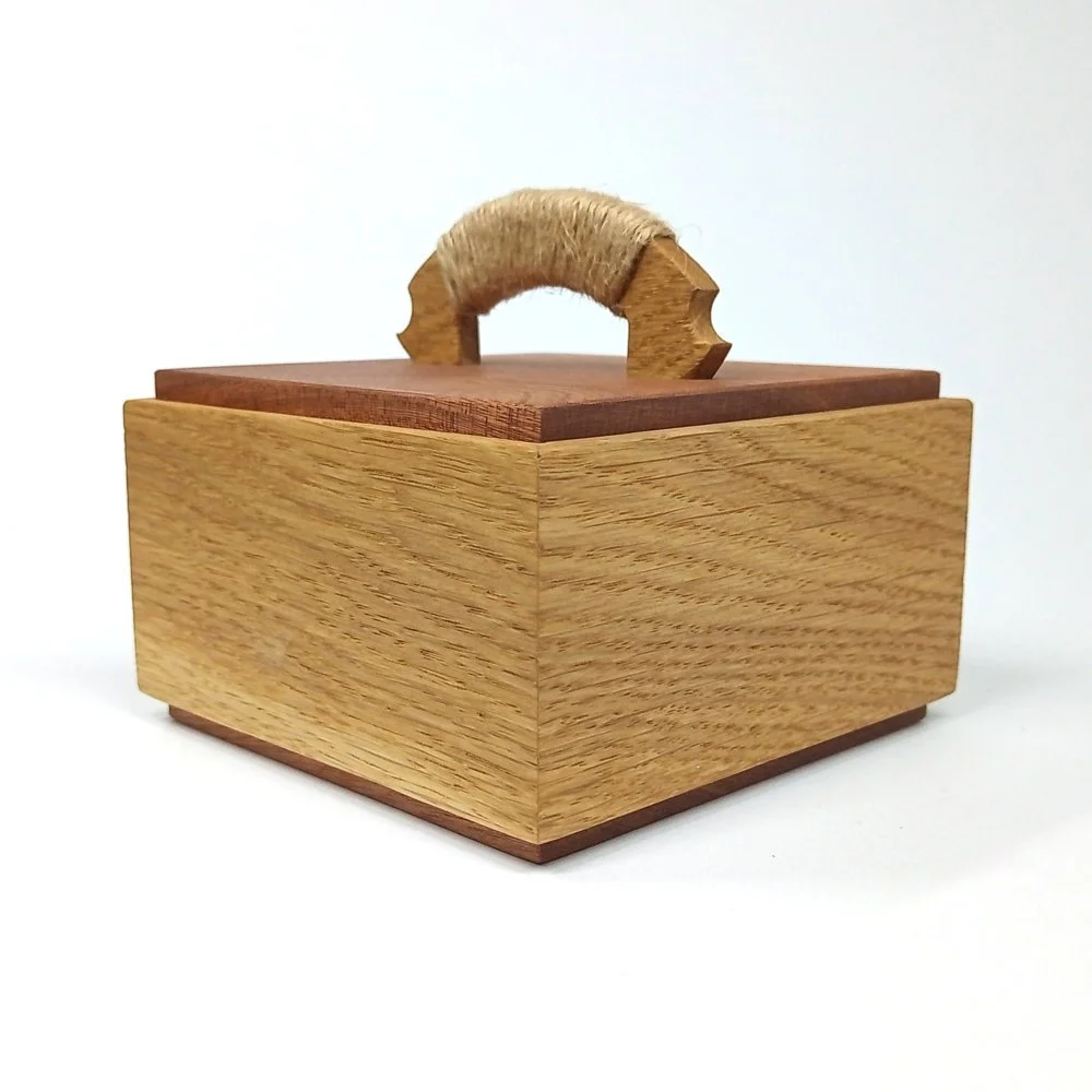 Oak and Sapele box - cord wrap handle 06.jpg