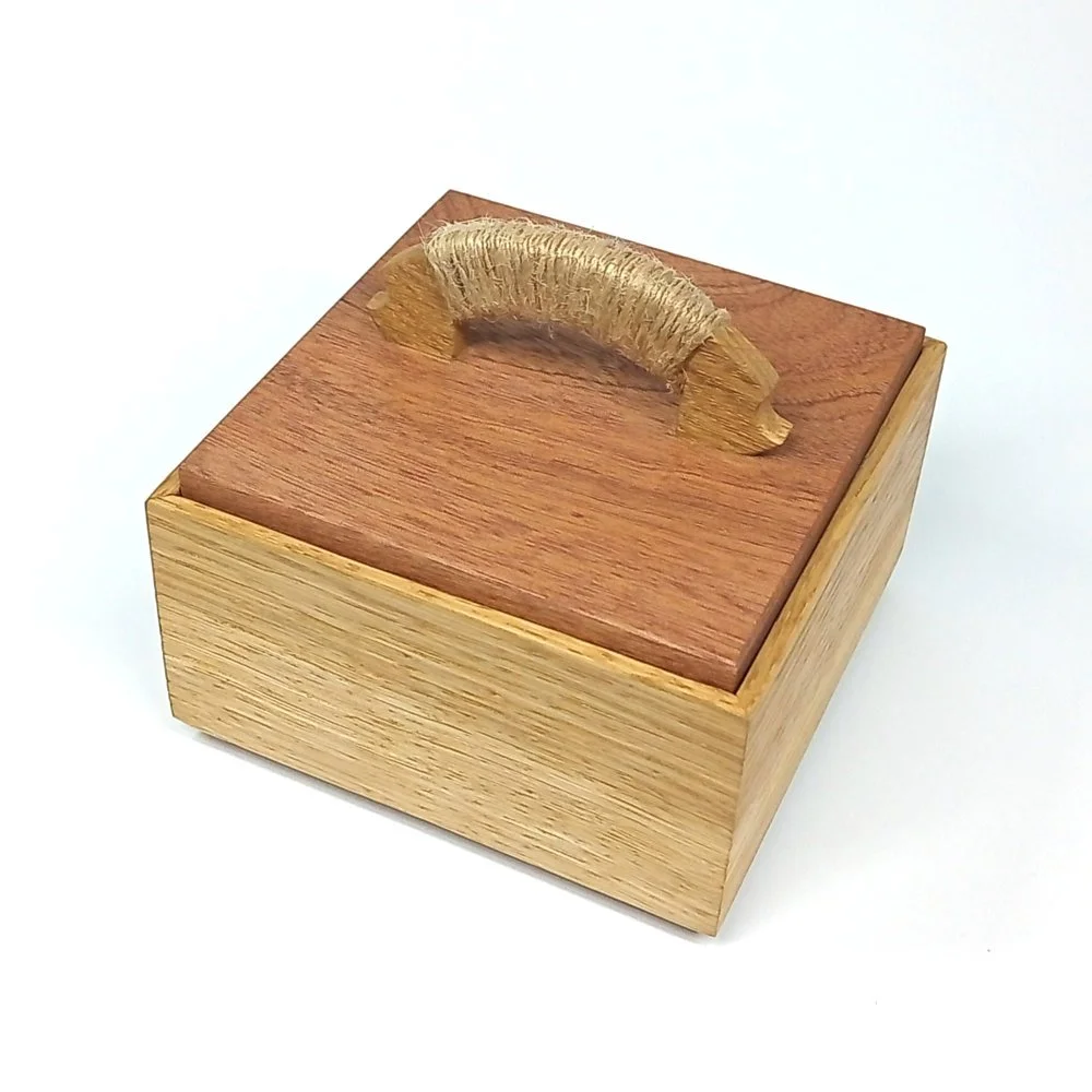 Oak and Sapele box - cord wrap handle 07.jpg