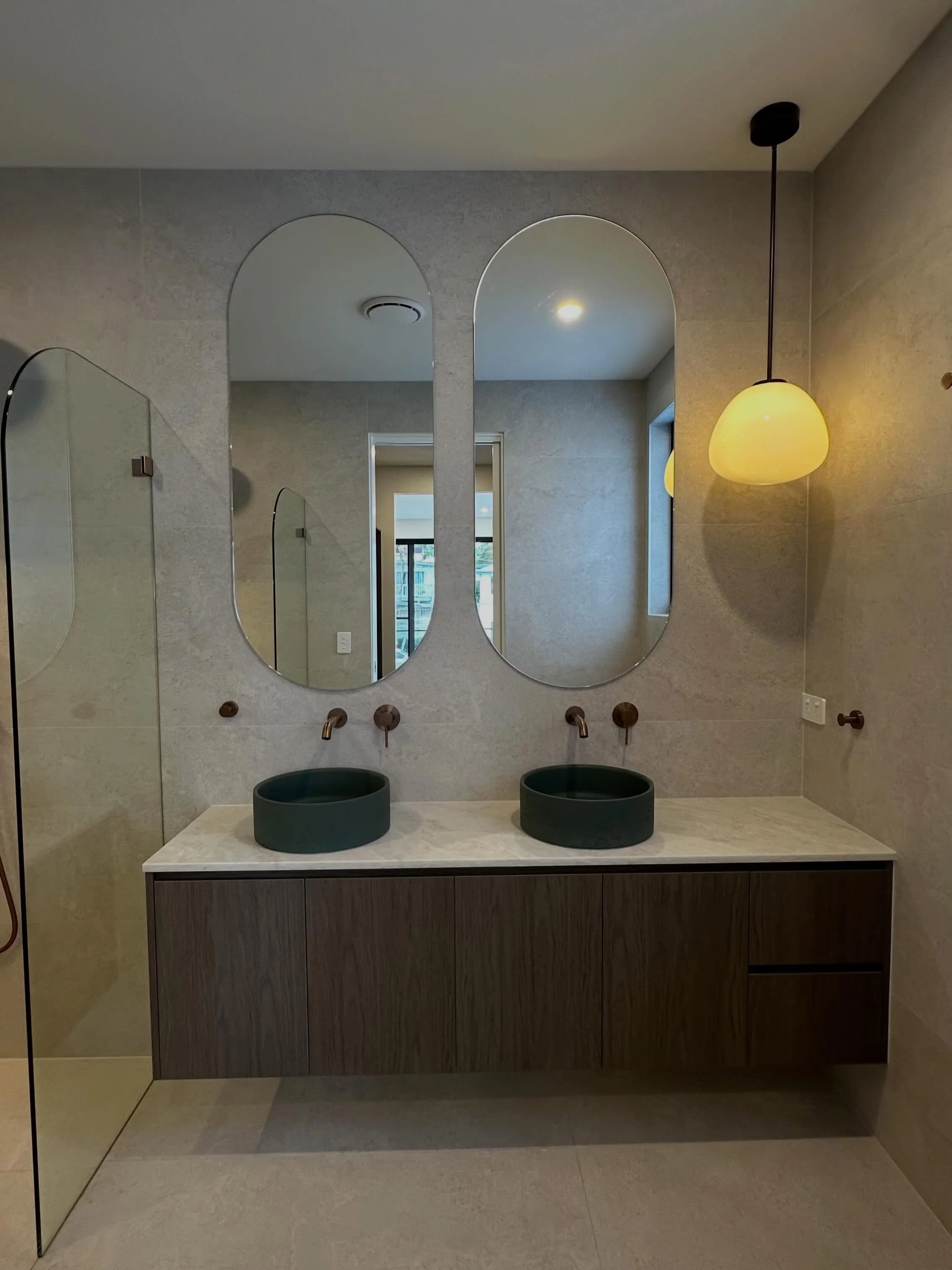 Emerald tones &amp; soft lighting ✨

A space designed with elegance in every detail.

Final deep clean done by BUILTEX Cleaning Group.

Book your clean through our website or send us a DM 

#luxurybathroom #finalclean #buildersclean #luxuryhomes #con