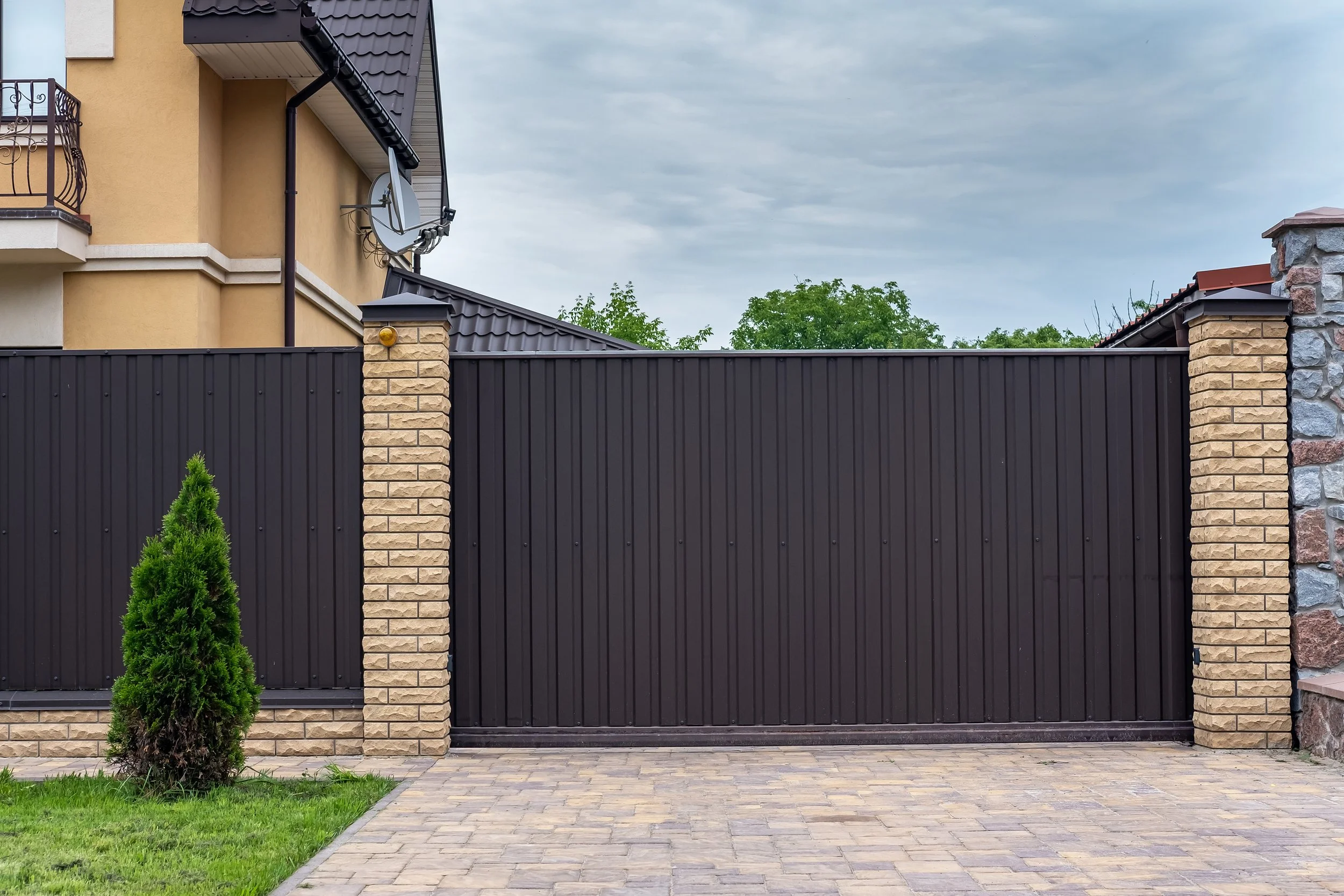 Powder-coated aluminum perimeter fence — Mount Pleasant, SC · Budget Fencing & Construction
