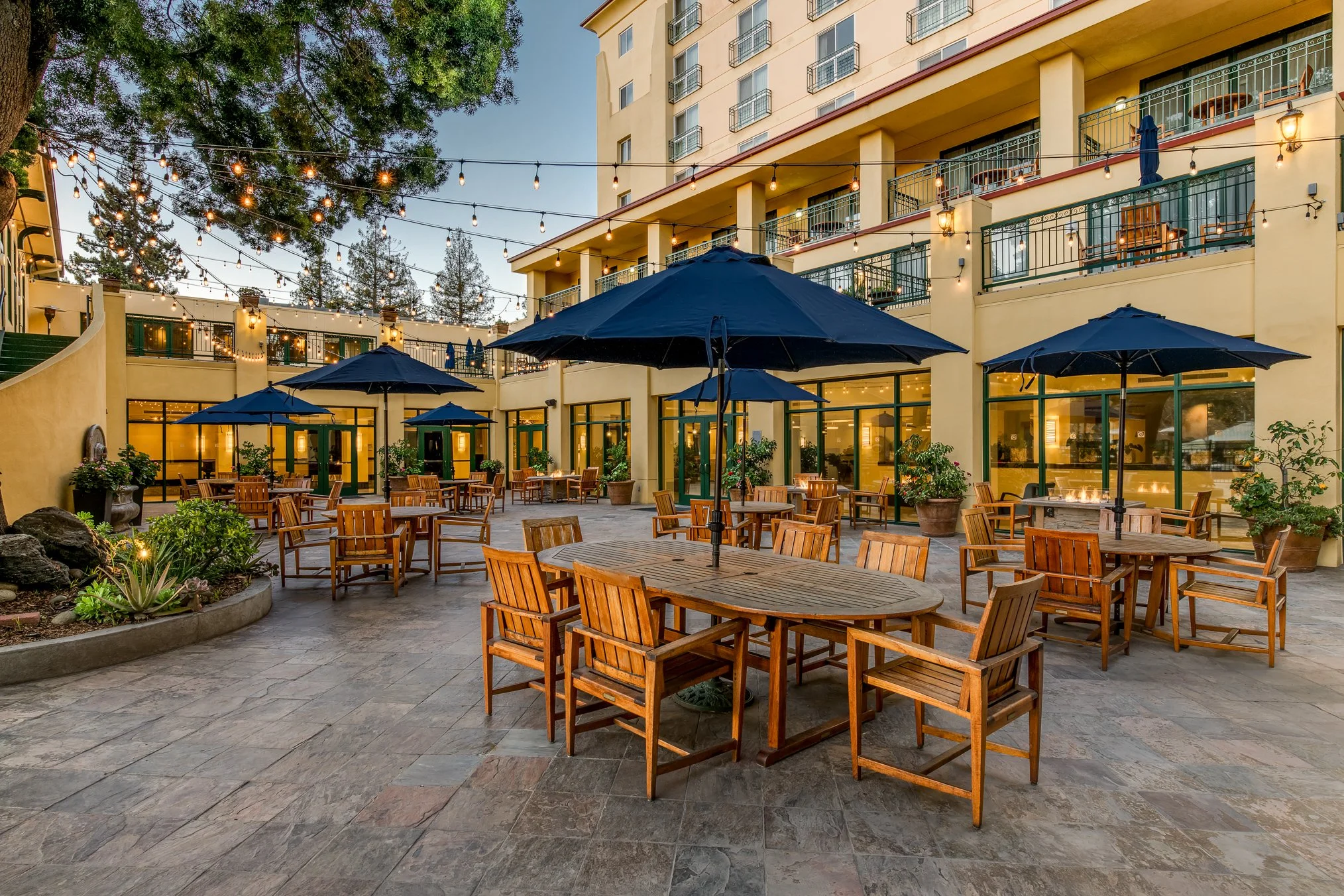 Palo Alto exterior seating area in apartment complex