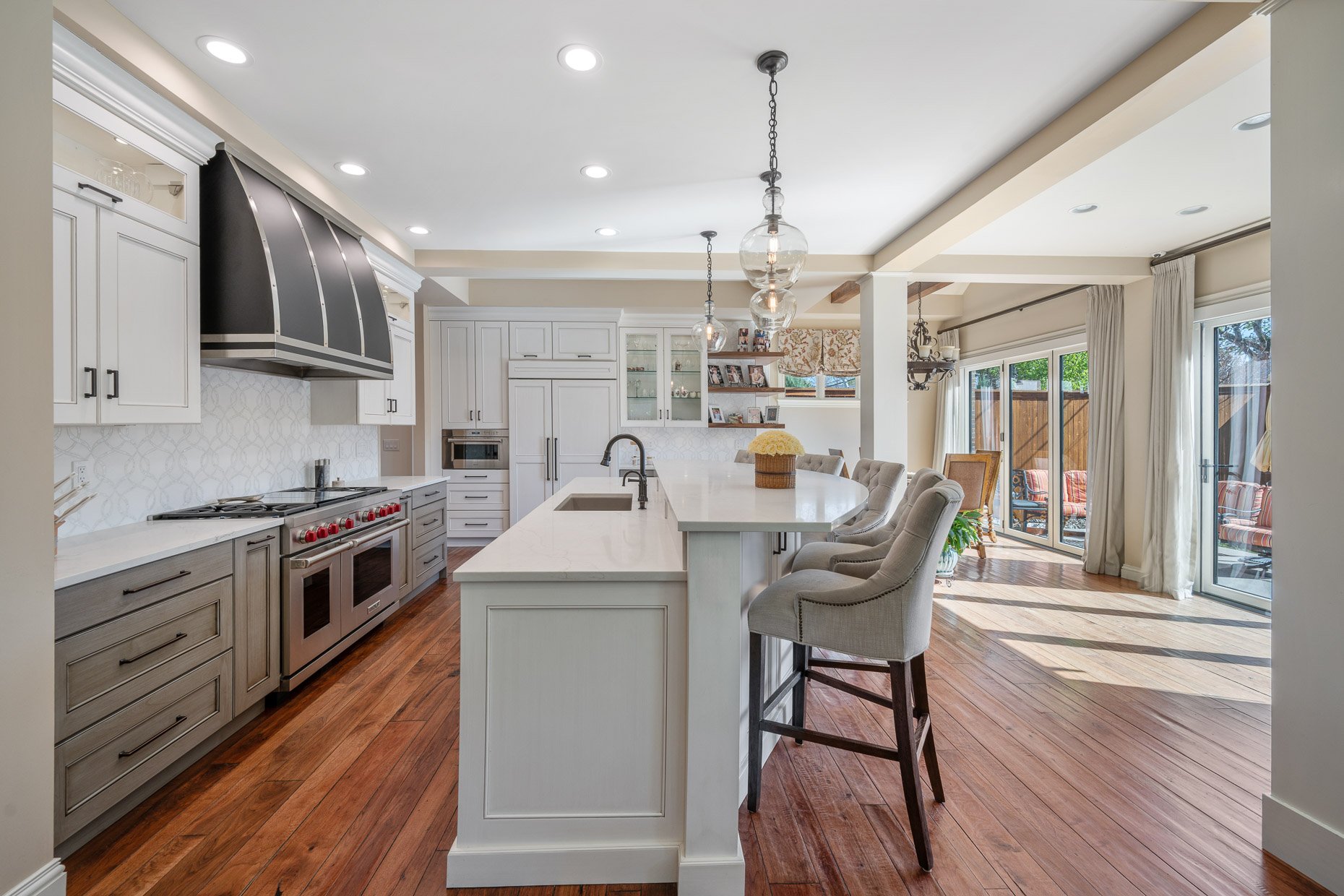 Gorgeous eat-in kitchen with curved countertop