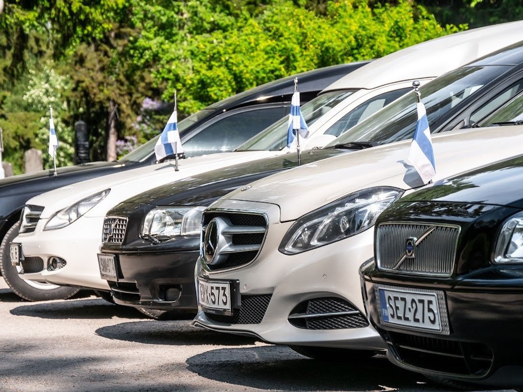 Kuva kuljetusautojen keulasta, keuloissa Suomen liput.