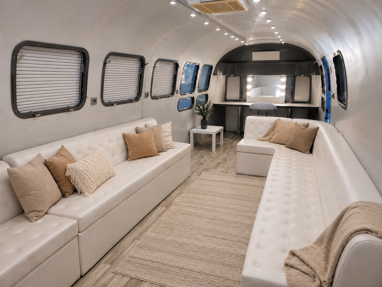 Intérieur salon VIP de l'Airstream La Grande Dame 31ft — EDENSTREAM