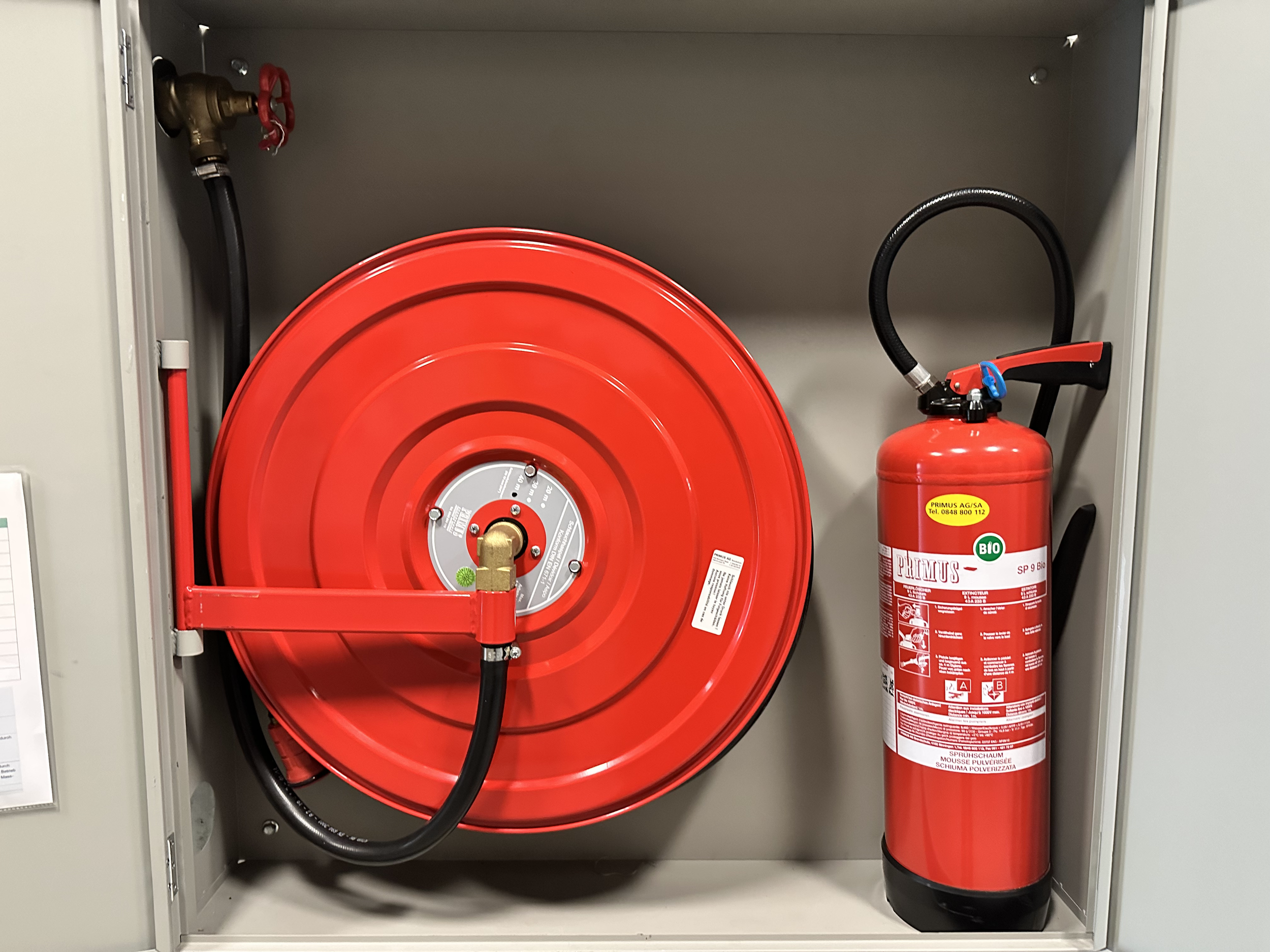 Feuerlöscher in einem Wandkasten