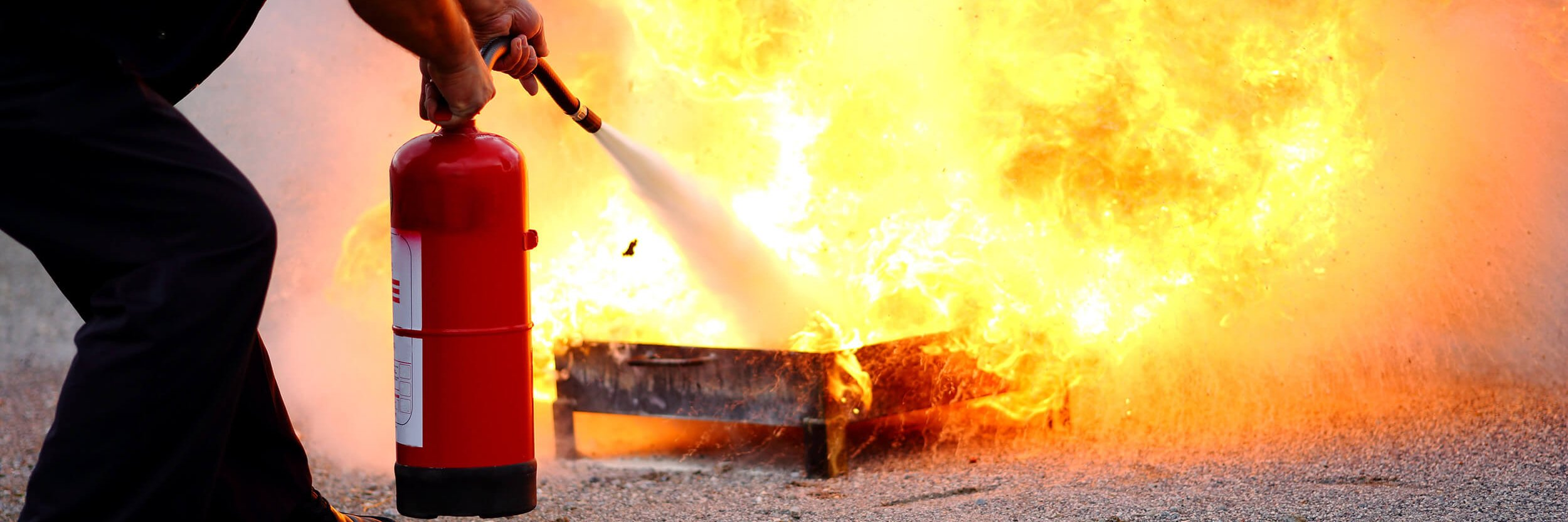 Praxisnahes Löschtraining mit Feuerlöscher vor Ort