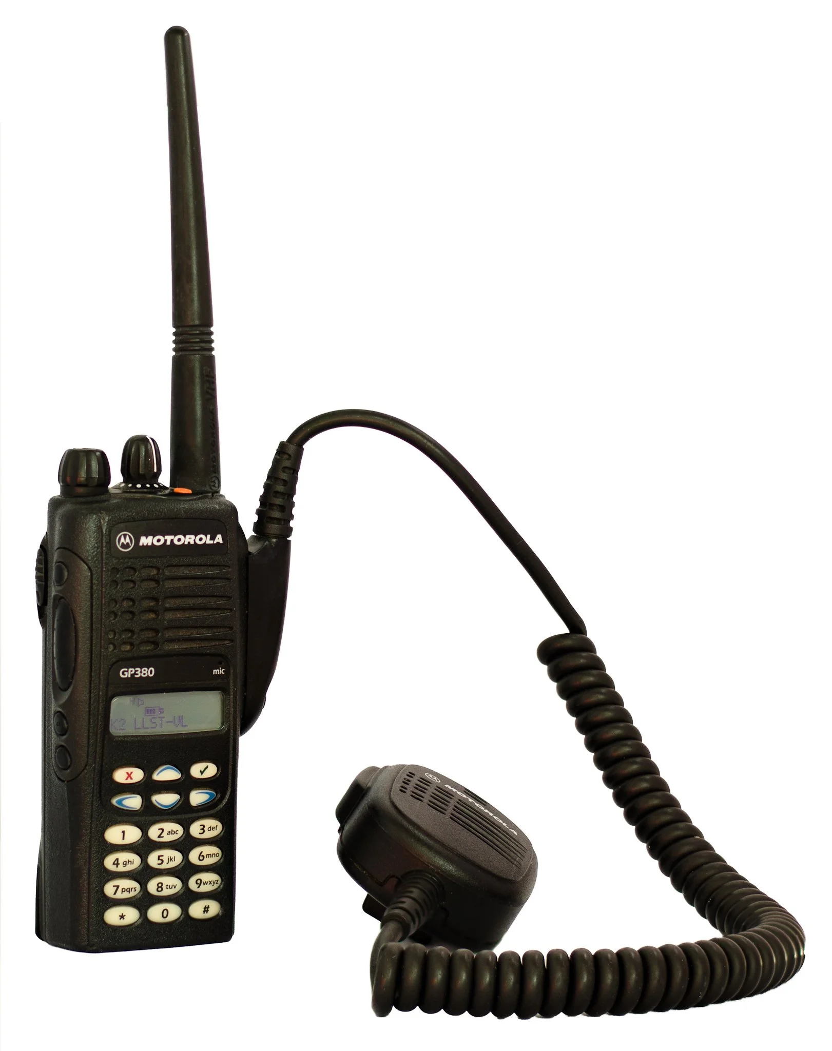 Mobiles Funkgerät mit Antenne und Handmikrofon.