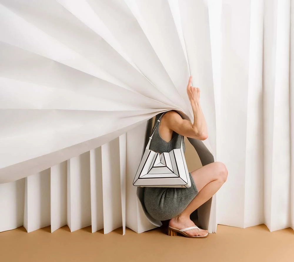 Frau im Vorhang versteckt