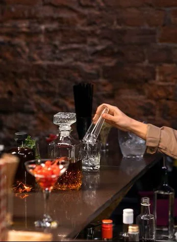 medium-shot-woman-working-as-bartender_23-2150346979.jpg