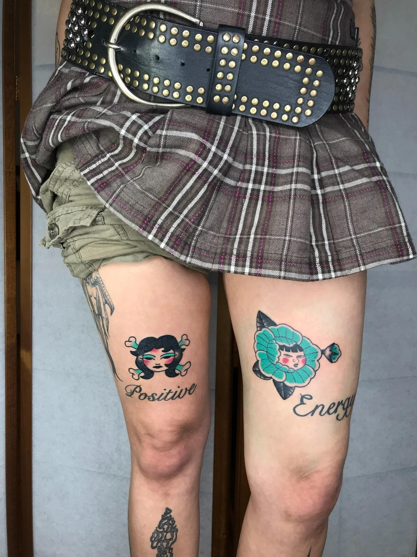 Lady and flower for the wonderful @fae_inkk ☆
Very happy with how these turned out! Thank you for the fun colour twist 🩵

DM me if you&rsquo;re interested in some designs like these ;)
Done at @hanabusaelectrictattoo 
.
.
.
.
.
.
.
#tattoo #y2k #gir