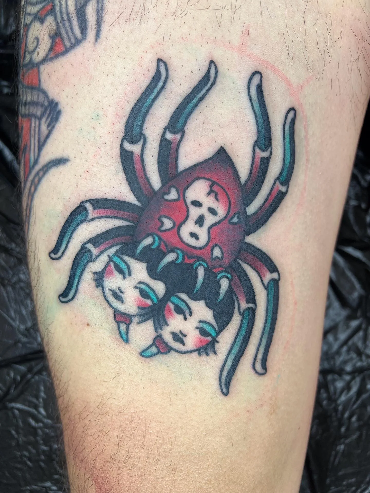 Spiderladies for @ubinos.be 🕸👯&zwj;♀️ 
This was part of a trade in exchange for a lil hair makeover, check him out!
Thank you for the trust 🫶 Would love to do more designs like this, DM me if you're interested!

Done at @hanabusaelectrictattoo 
.
