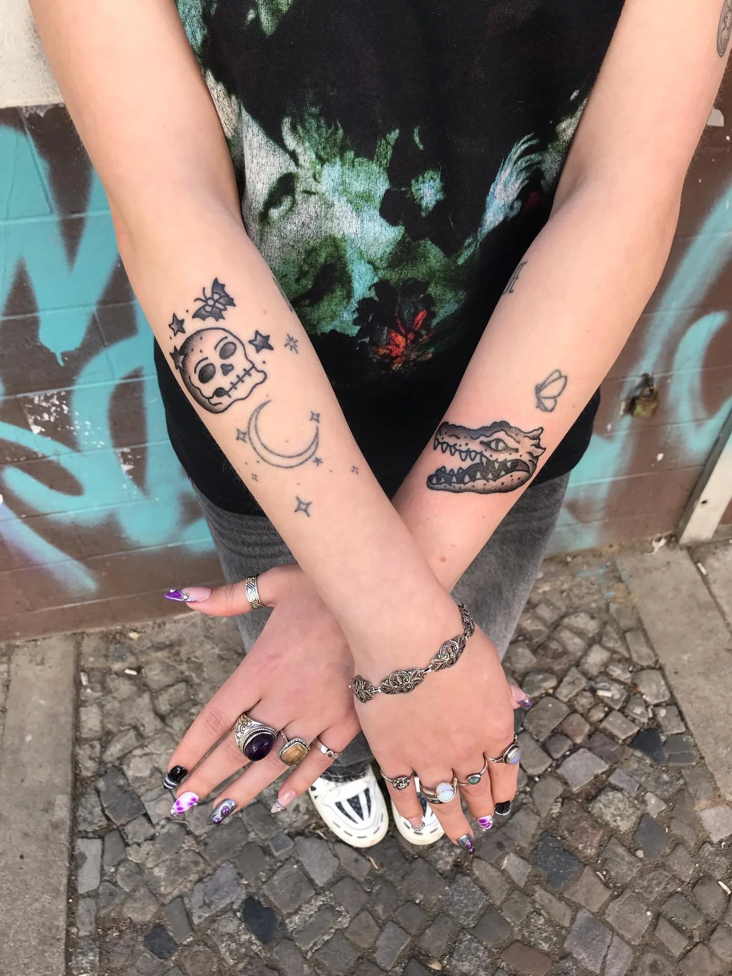 double trouble for @hexehannah27 🐊 Thanks so much for coming! Had a lovely time 💕 

Both designs from my flash, have a look in my highlights and DM if you're interested x

📍Done at @hanabusaelectrictattoo 
.
.
.
.
.
.
.
#tattoo #girltattoo #tattoo