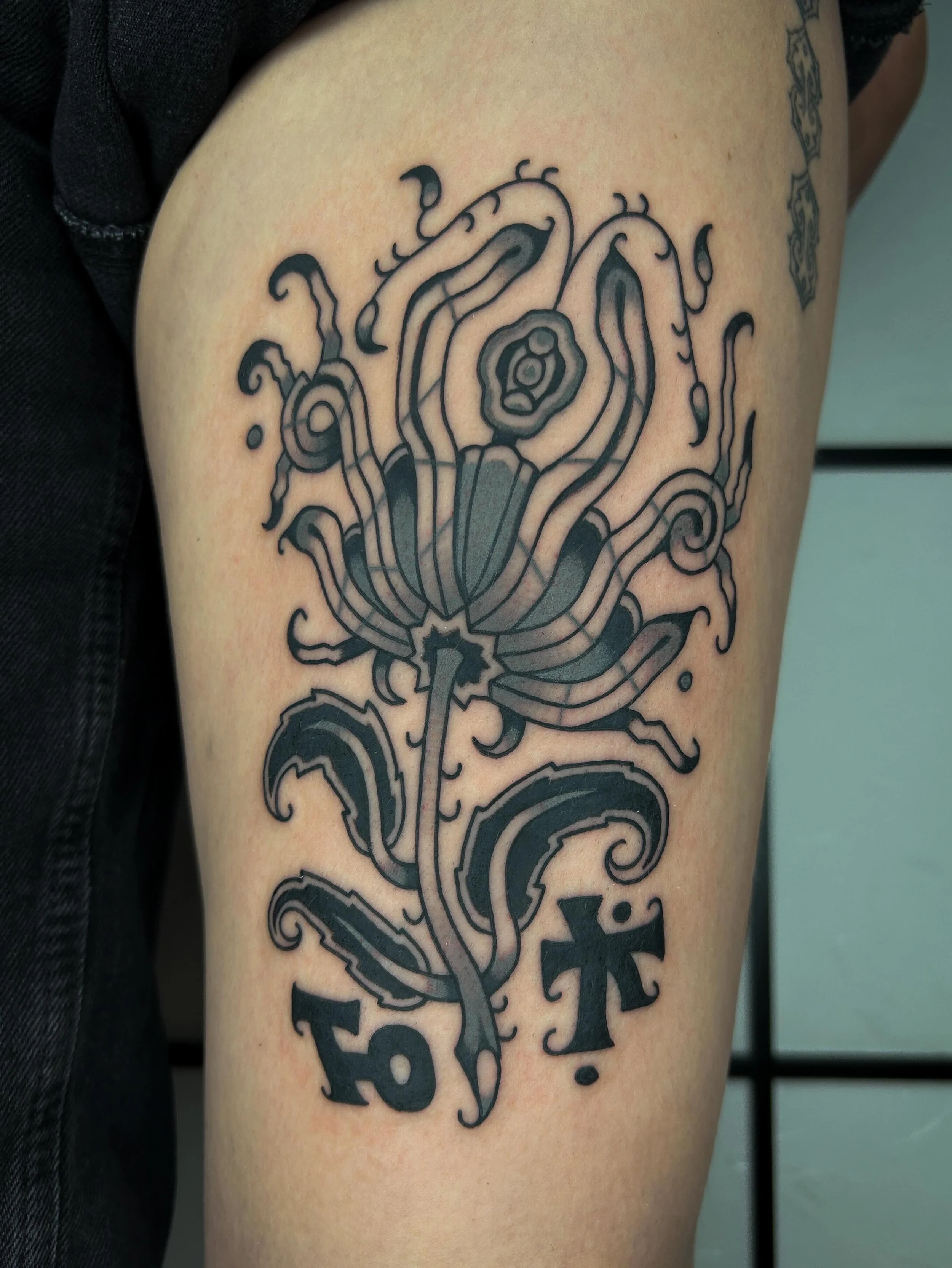 Flower from flash for Sira done today at @hanabusaelectrictattoo and chillies done the other day in Amsterdam at @blackrosetattooandgallery thanks guys 🙏

Booking June/July in Berlin 📩

#berlintattoo #alekleaf