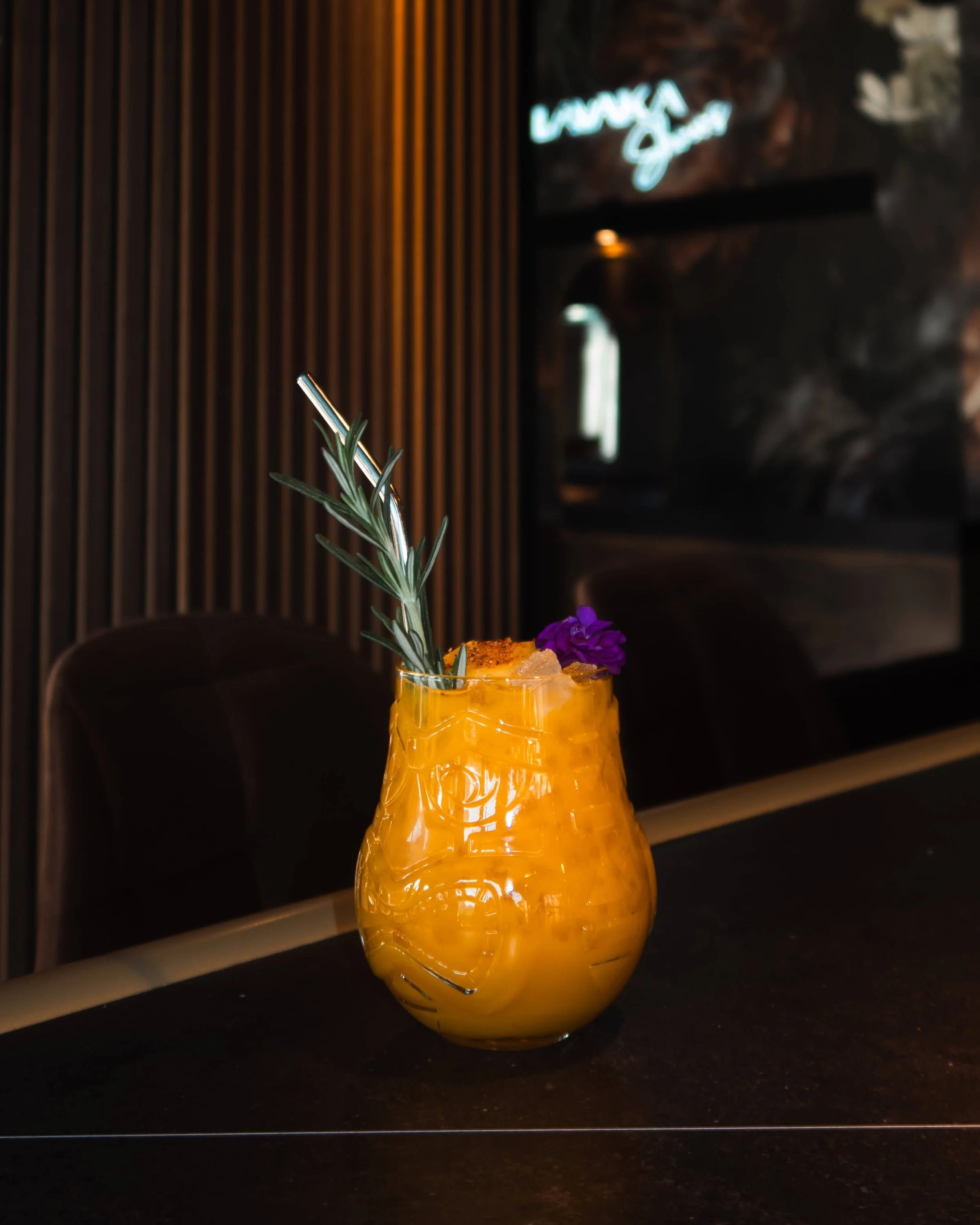 Un vaso de scotch con hielo