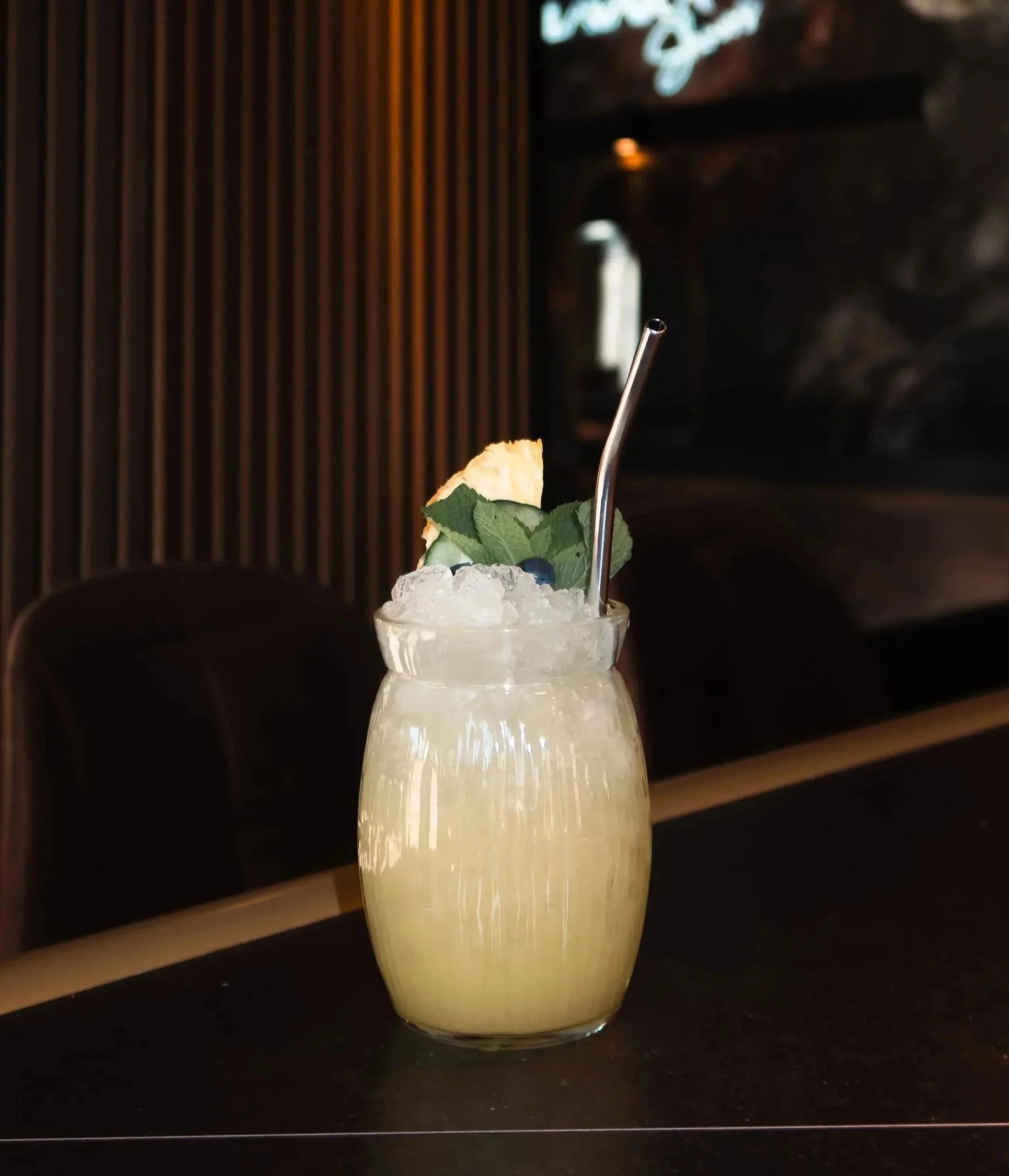 Un cóctel de martini con aceitunas