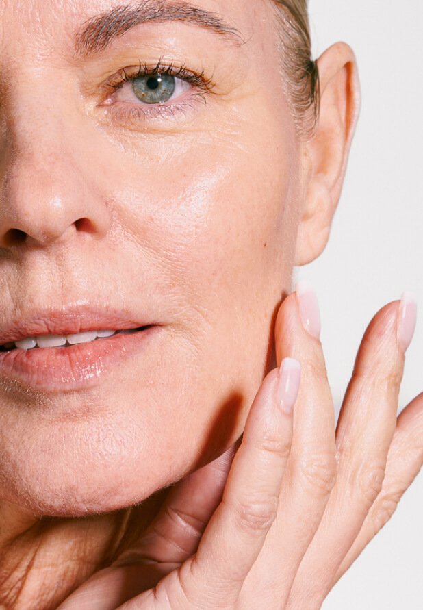 Dermatologische Beratung und ästhetische Behandlungen gegen Falten und Hautalterung für ein verjüngtes Hautbild.
