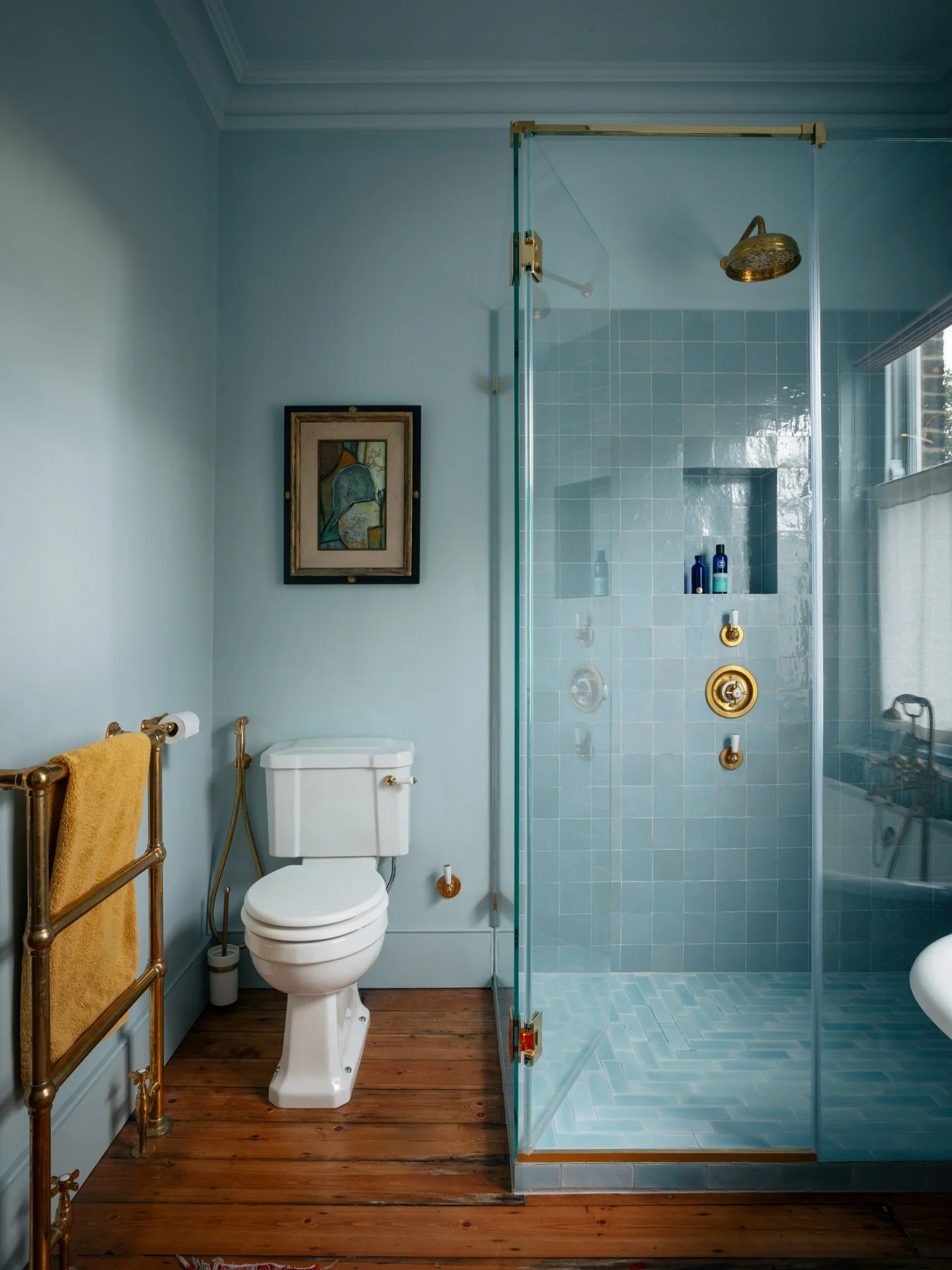The blue Master Bedroom 🩵

We LOVE the combination of the original timber floorboards with the sky-blue palette that continues across the walls, ceiling and the tiles inside the shower.

Contractor @mpbespokeprojects 
Photography @anbatch 
Sanitaryw