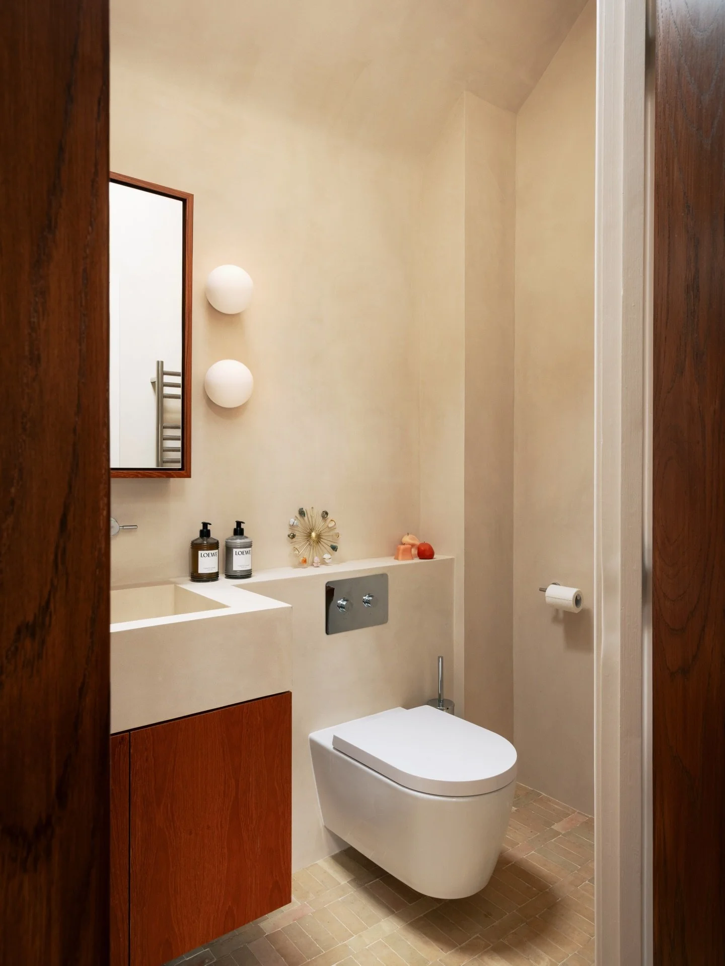 The calmest of ensuites ☀️

Bejmat terracota tiles from @ottotiles 
Forcrete on walls and ceiling by @kotelondon 
Taps from @coalbrook_official 
Wall lights from @hollowaysofludlow 
Vanity veneer from @mundyveneer 
Contractor: Bob B Construction 
Pho