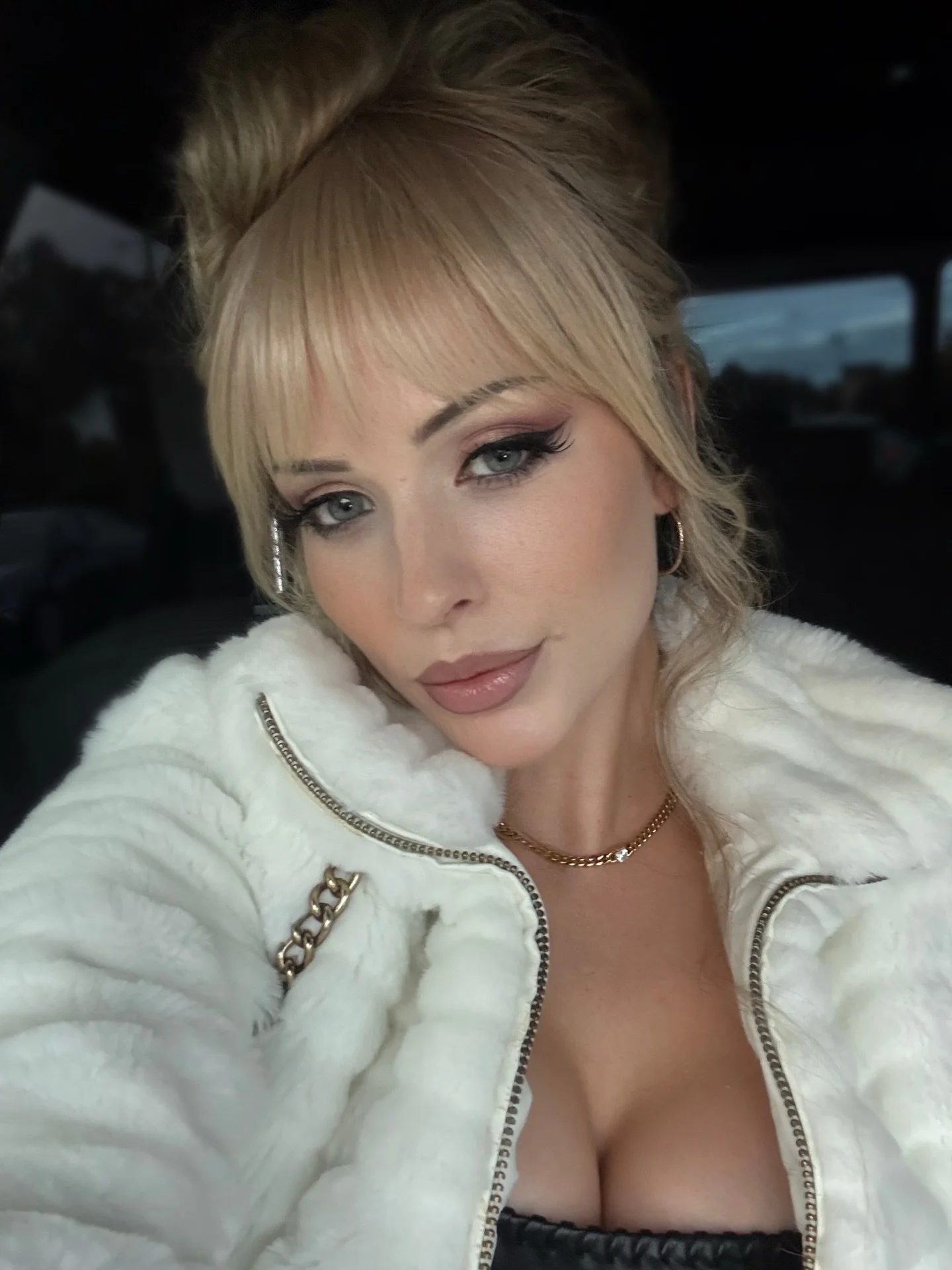 POV: it&rsquo;s 10pm and you&rsquo;re about to cut bangs. 🫠
.
Don&rsquo;t. Come see me instead! I made these bangs myself, and I&rsquo;ll customize a pair just for you and teach you how to put them in.
.
All the bang energy, none of the grow out tra