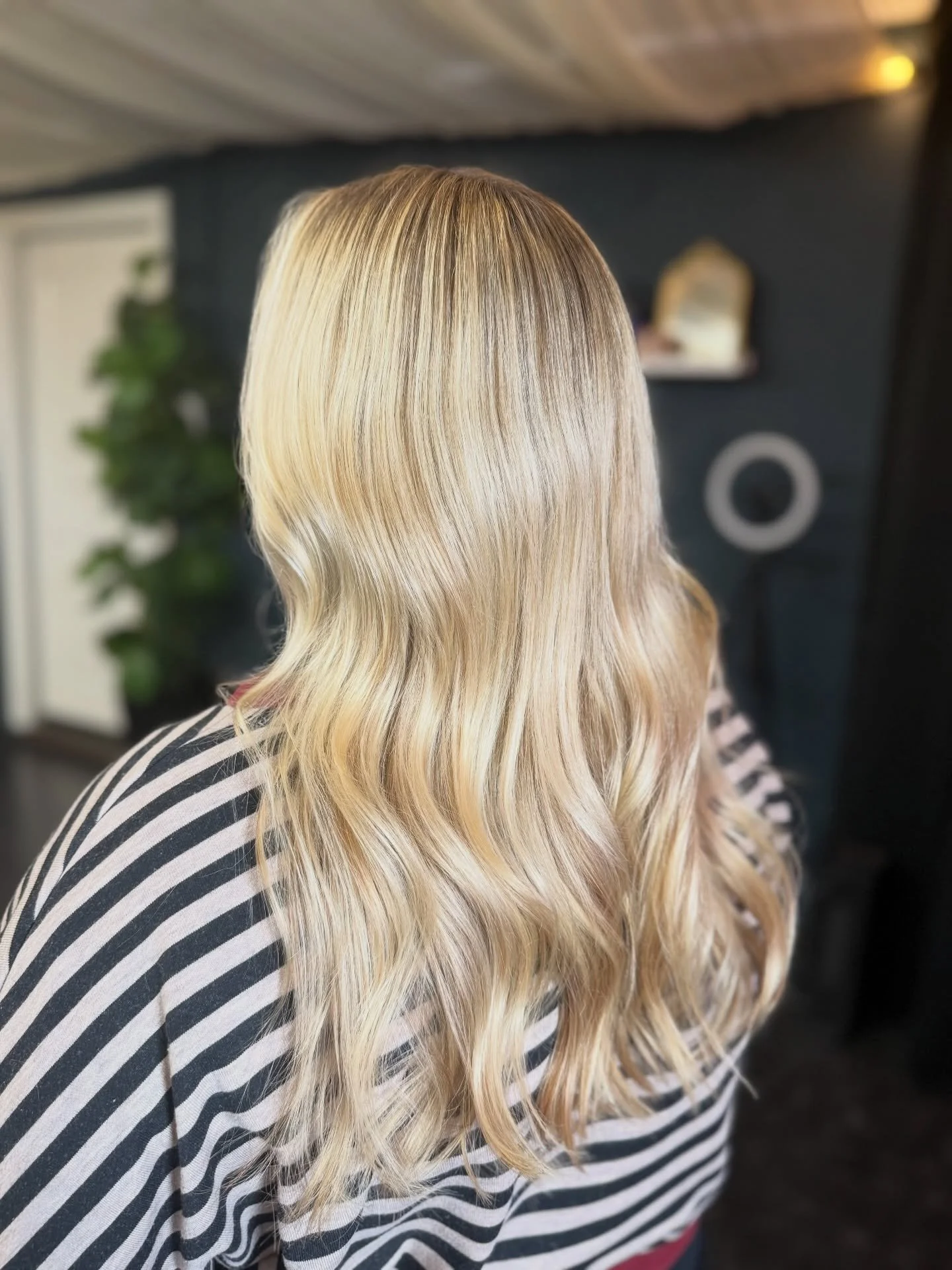 Lived-in Blonde touch up. ✨🤍
.
#livedinhair #haircolor #hairstylist #blonde