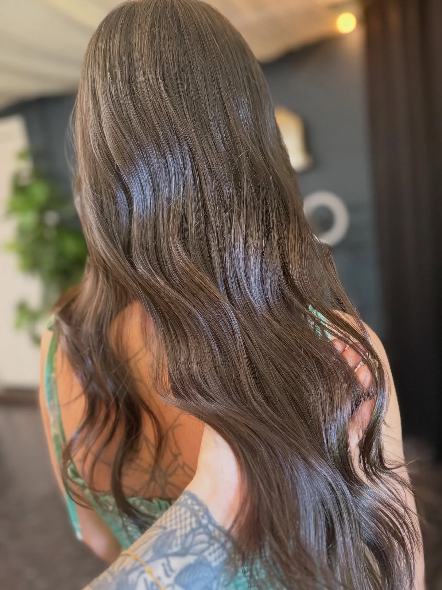 This brunette has main character energy ✨🤍 @sarahjeannprice 
.
@wellahair Shinefinity Toner 6/71
#hairstyles #haircolor #hairgoals #haircare #hairbyme
