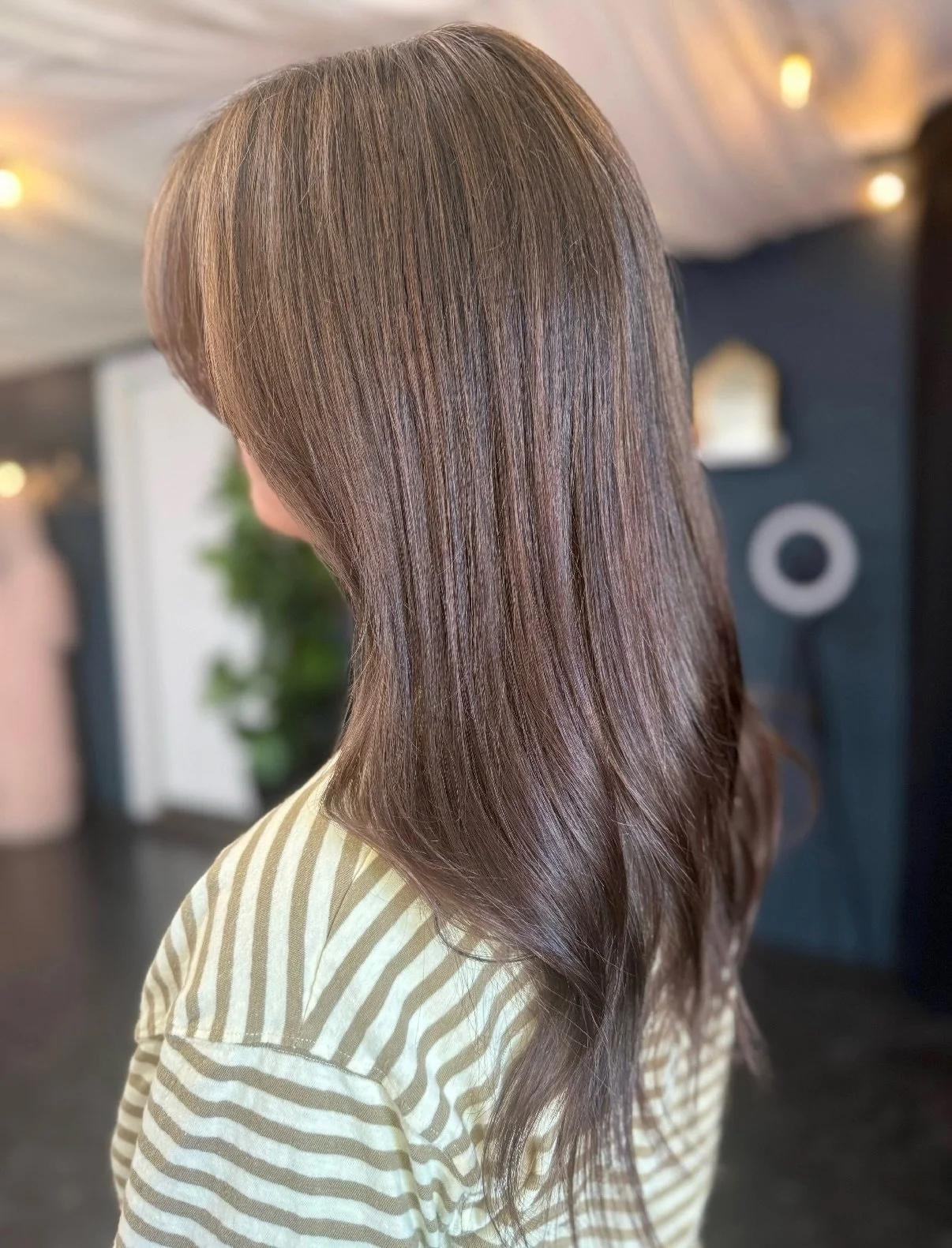 Sometimes all you need is a toner ✨
.
She came in with a  lived-in color from another stylist, but the tone had faded and lost its softness.
.
Instead of adding more highlights, we refined it with a toner, a glossing service that enhances shine, corr