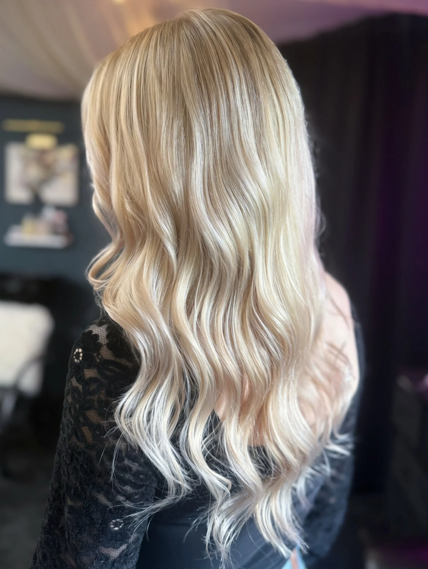 Soft dimensional blonde ✨
Seamless blend and creamy tones. 
@wellahairusa @wellahair @k18hair 
.
#dimensionalblonde #livedinblonde #blondehair #creamyblonde hairbyme glossyhai