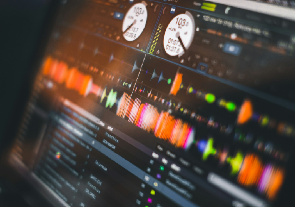 Schermo di un software DJ con onde sonore, equalizzatori, e due lettori con velocità di riproduzione