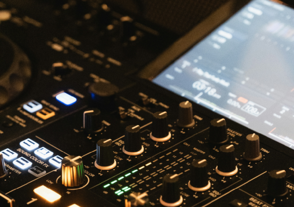 Console audio con display luminoso e vari manopole