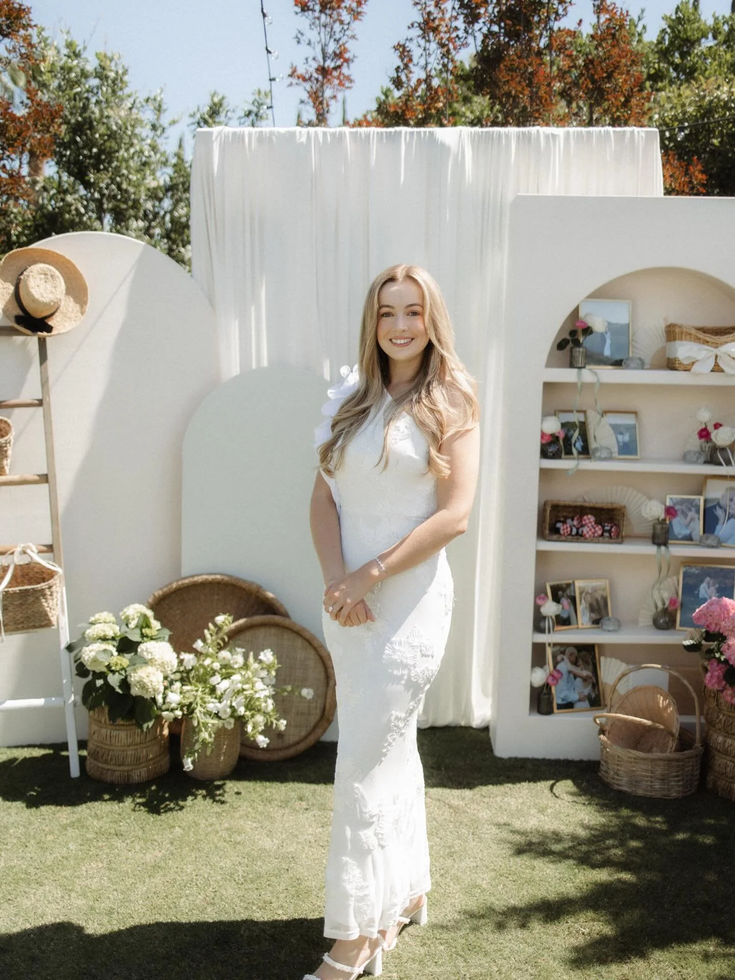 a moment for this backdrop styled for @katieekennedyy &lsquo;s fresh off the market bridal shower 🍓🤍💍🤭

sweetest bride, sweetest backdrop 🥰🥰🥰

featuring our signature dome backdrop, (new!!!) shelved arch, and linen backdrop!