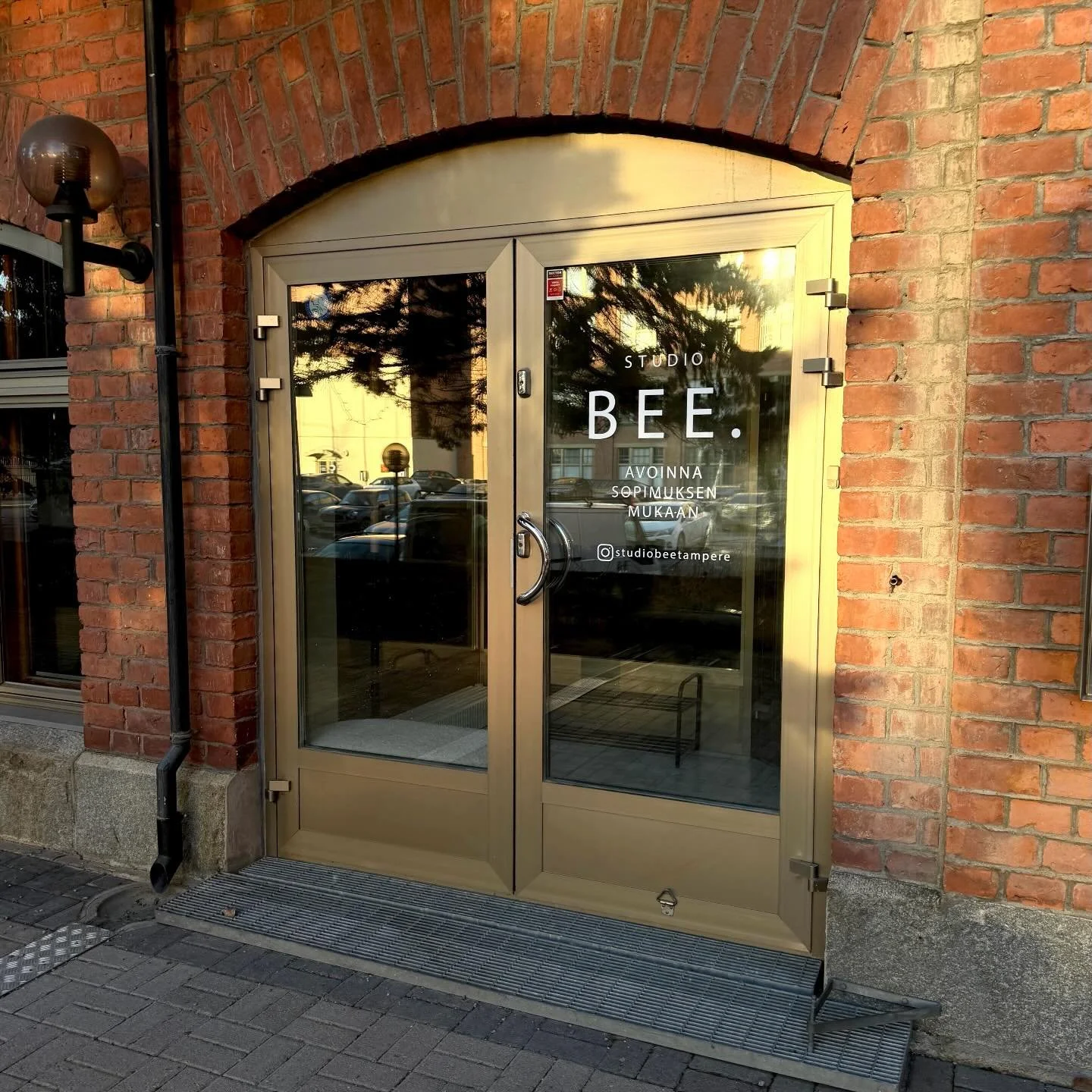 Studio Bee sai uuden ilmeen ✨

Joskus yritt&auml;j&auml;n&auml; tulee hetki, kun huomaa ett&auml; jokin ei en&auml;&auml; tunnu t&auml;ysin omalta. Oli pitk&auml;&auml;n sellainen fiilis meid&auml;n vanhasta logosta ja tiesin, ett&auml; nyt on aika p